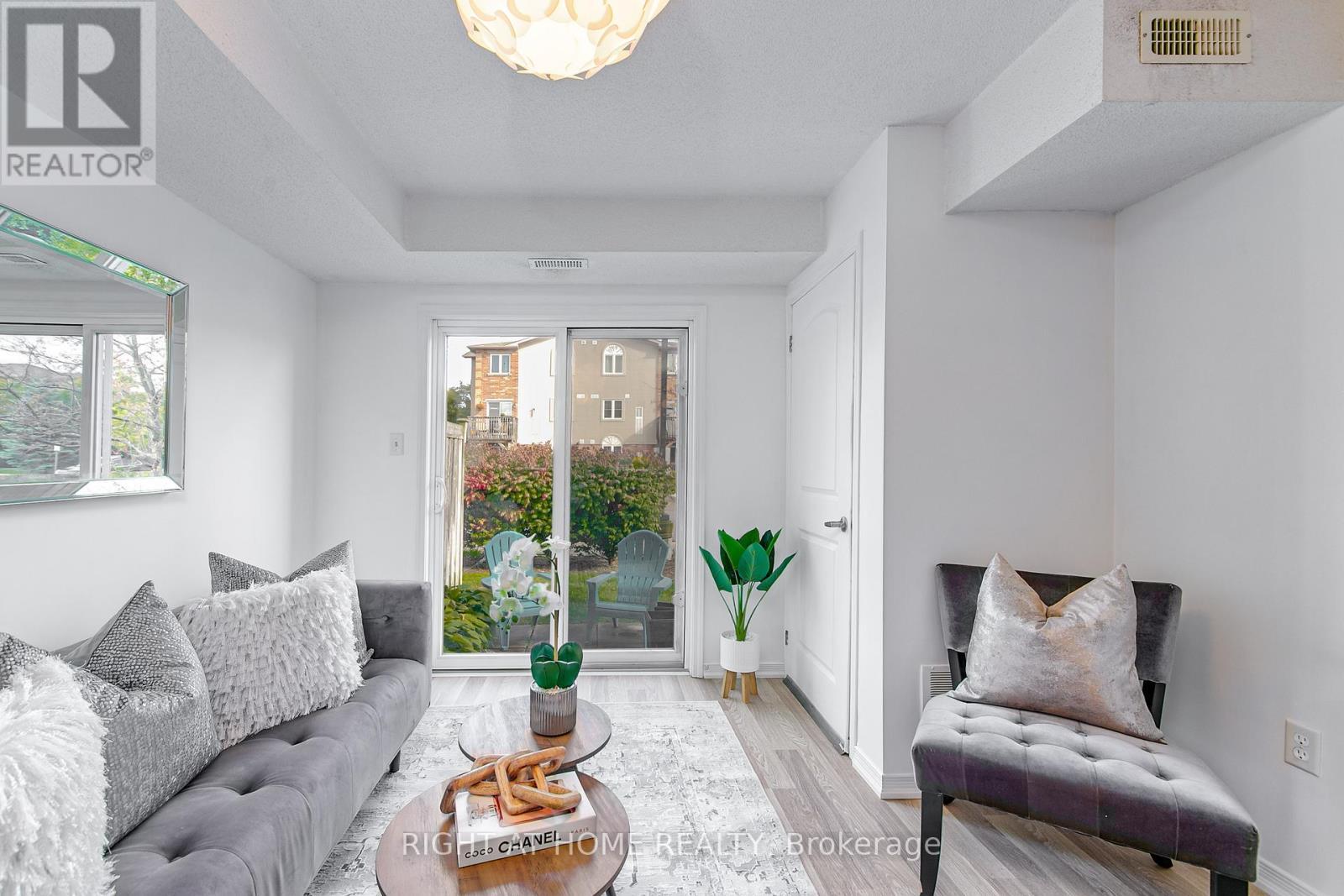 












5 - 17 CHELTENHAM ROAD

,
Barrie (Georgian Drive),




Ontario
L4M0E7


