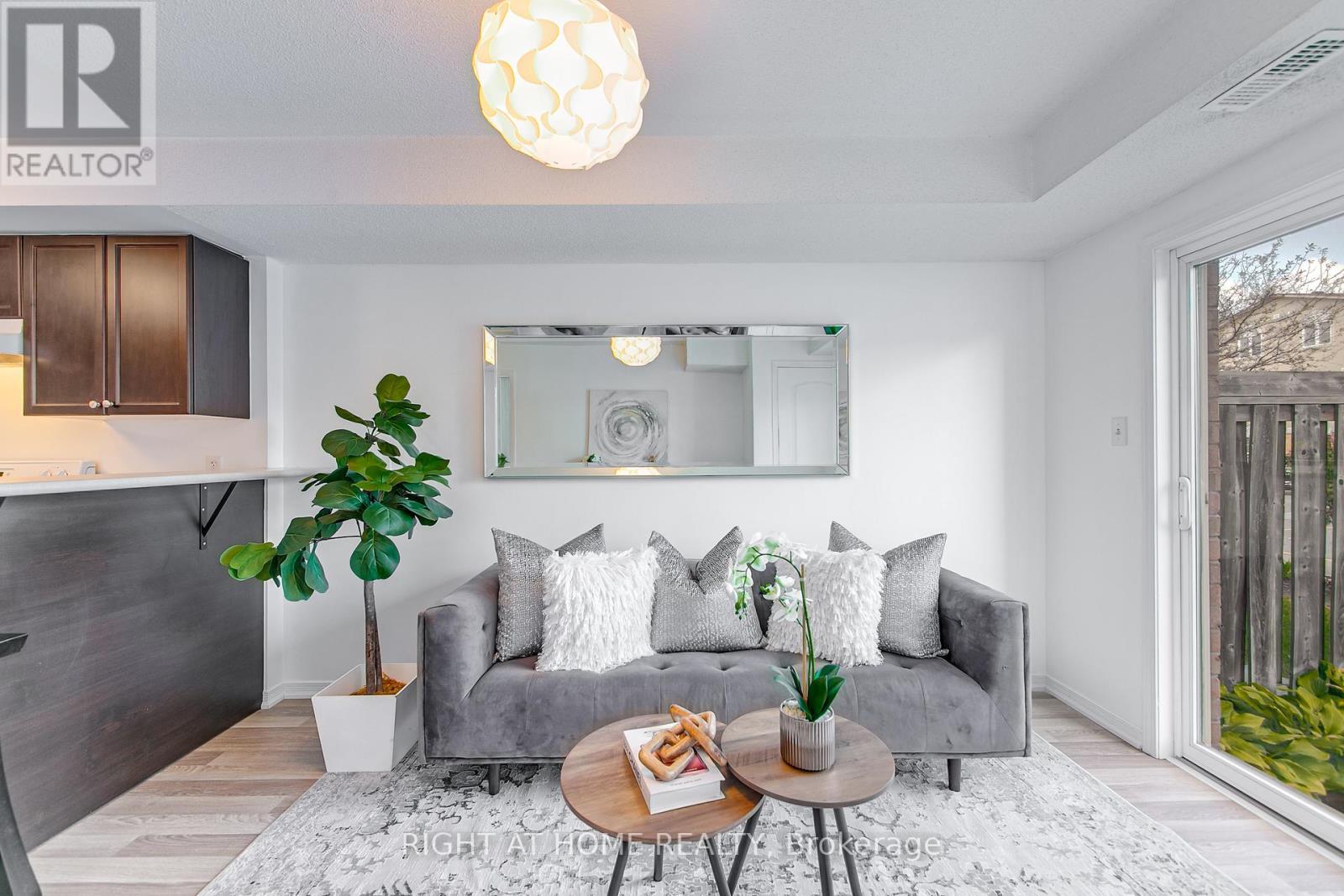 












5 - 17 CHELTENHAM ROAD

,
Barrie (Georgian Drive),




Ontario
L4M0E7

