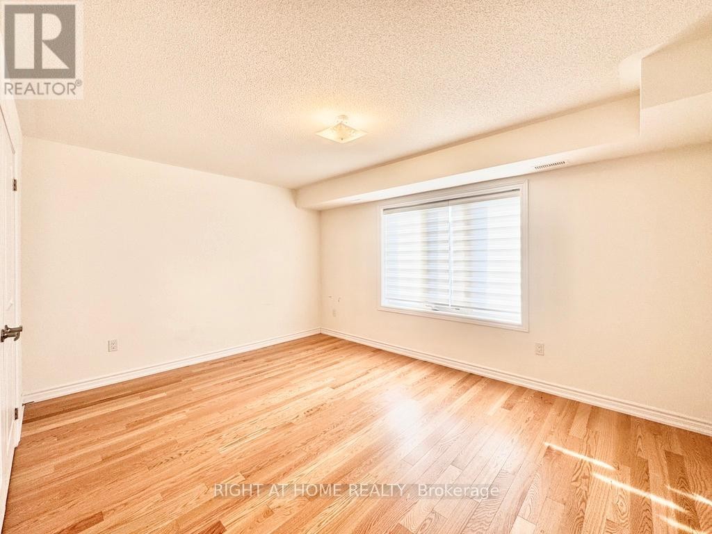 












1 (UPPER) - 12 BANNISTER ROAD

,
Barrie,




Ontario
L9J0L4

