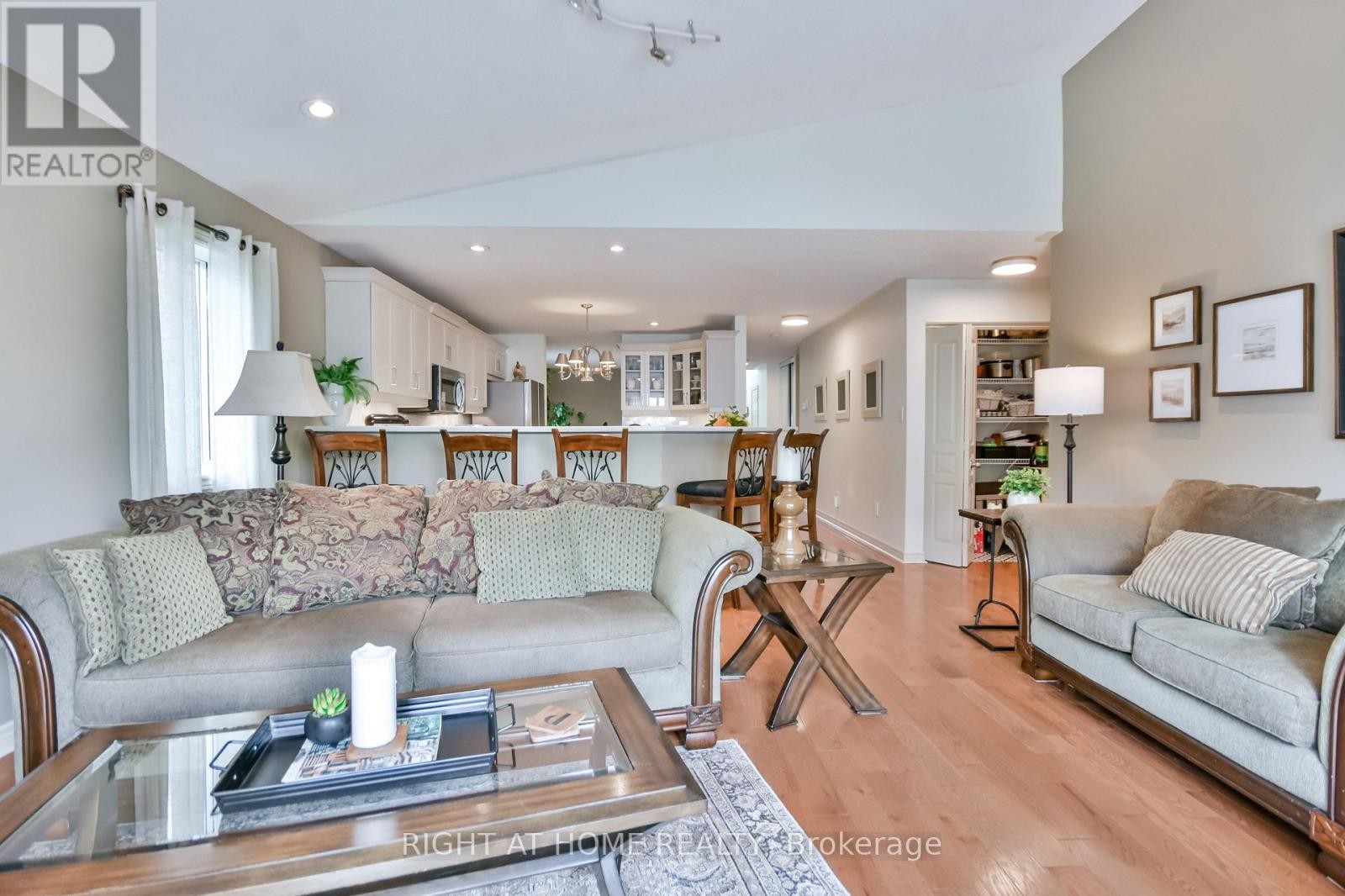 












13 COUPLES COURT

,
Barrie (East Bayfield),




Ontario
L4M6V5

