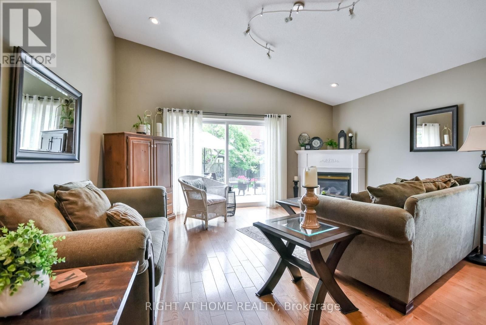 












13 COUPLES COURT

,
Barrie (East Bayfield),




Ontario
L4M6V5

