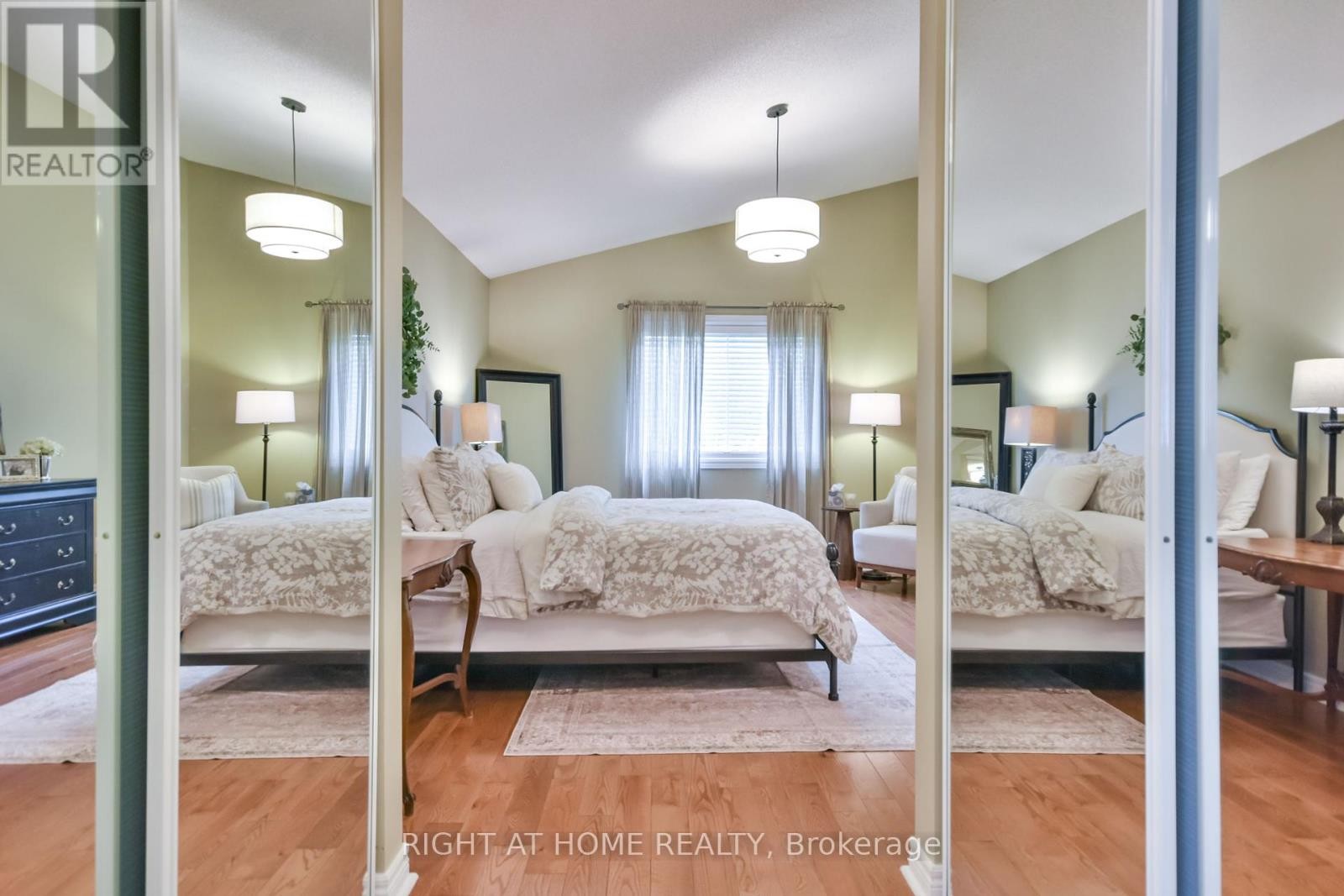 












13 COUPLES COURT

,
Barrie (East Bayfield),




Ontario
L4M6V5

