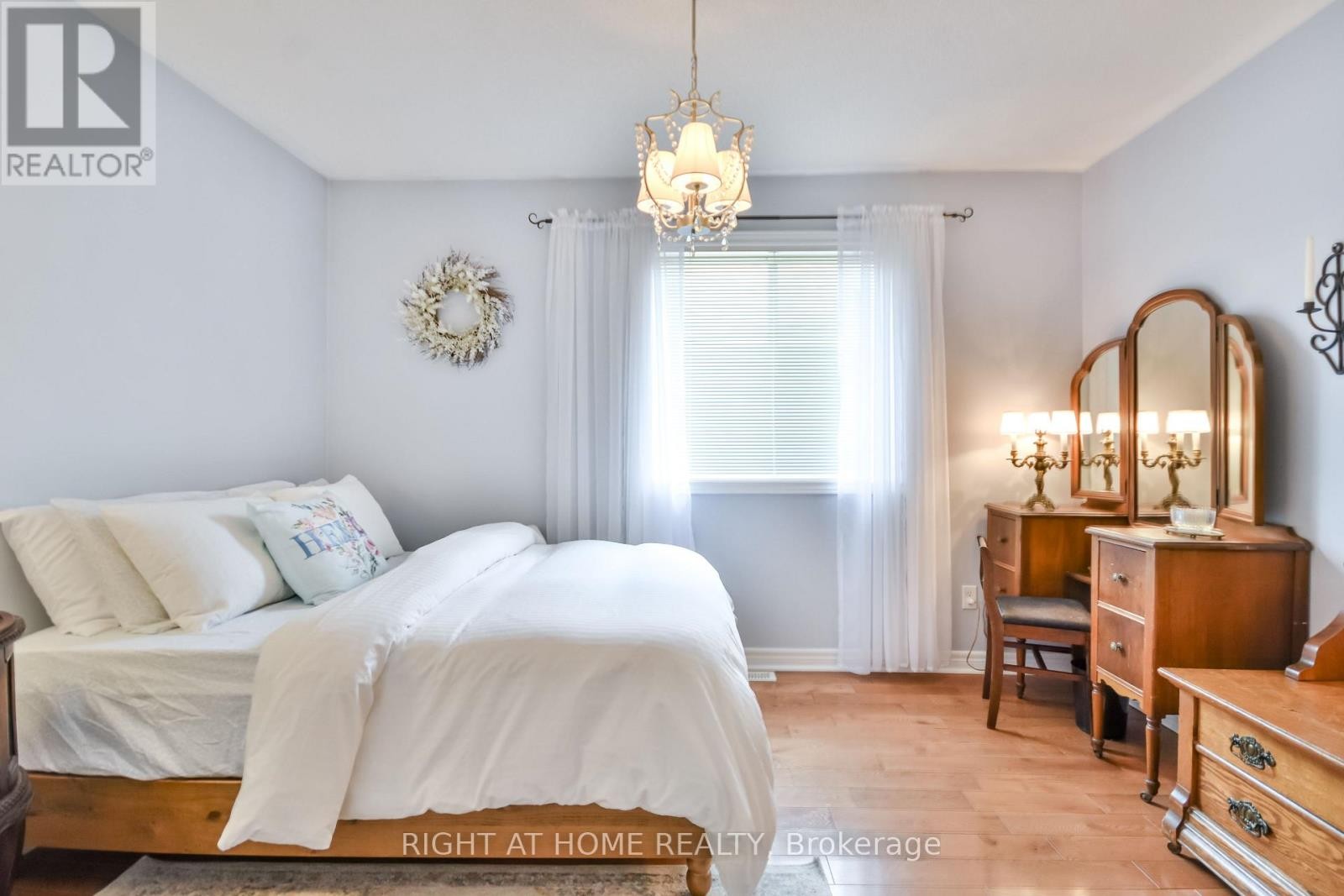 












13 COUPLES COURT

,
Barrie (East Bayfield),




Ontario
L4M6V5

