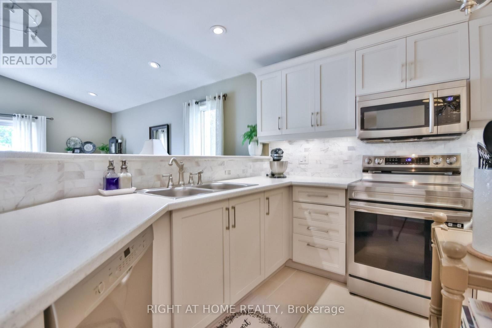 












13 COUPLES COURT

,
Barrie (East Bayfield),




Ontario
L4M6V5

