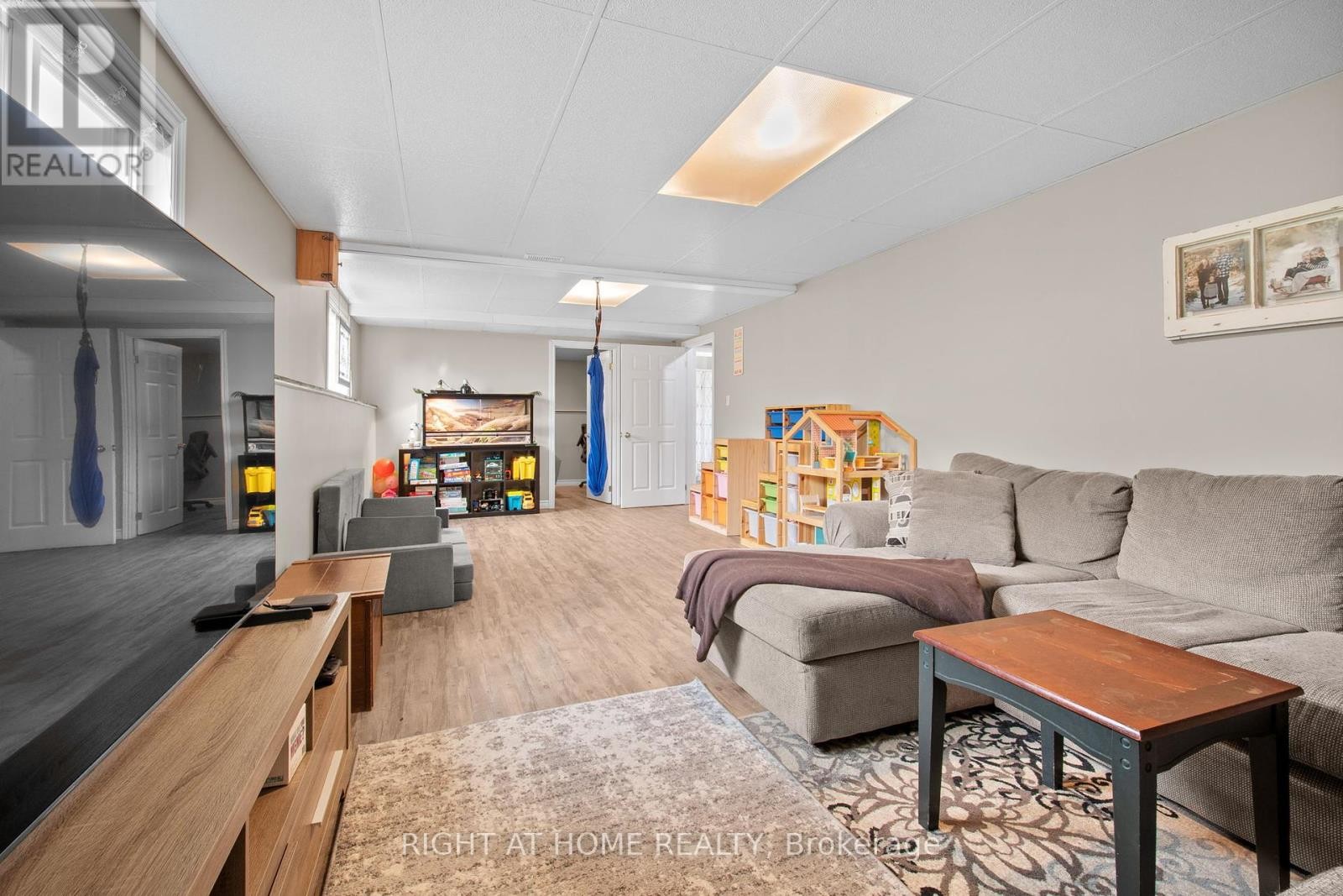 












18 EDGEWOOD CRESCENT

,
Clearview (New Lowell),




Ontario
L0M1N0

