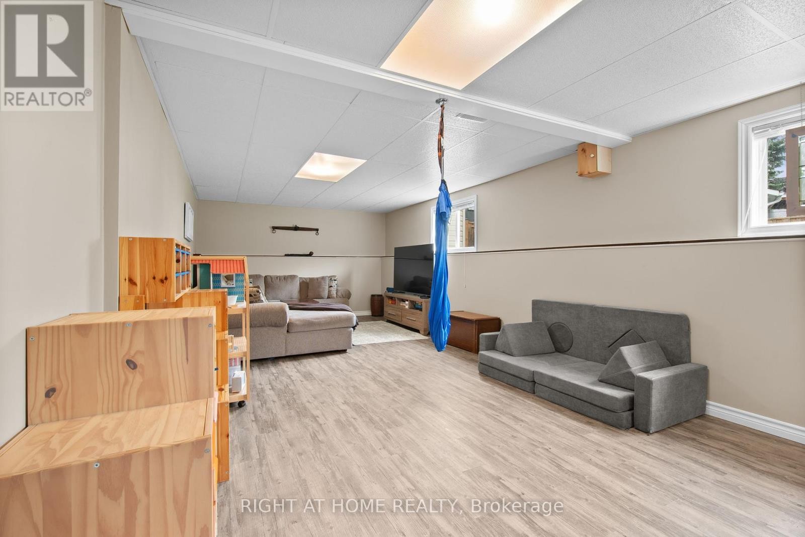 












18 EDGEWOOD CRESCENT

,
Clearview (New Lowell),




Ontario
L0M1N0

