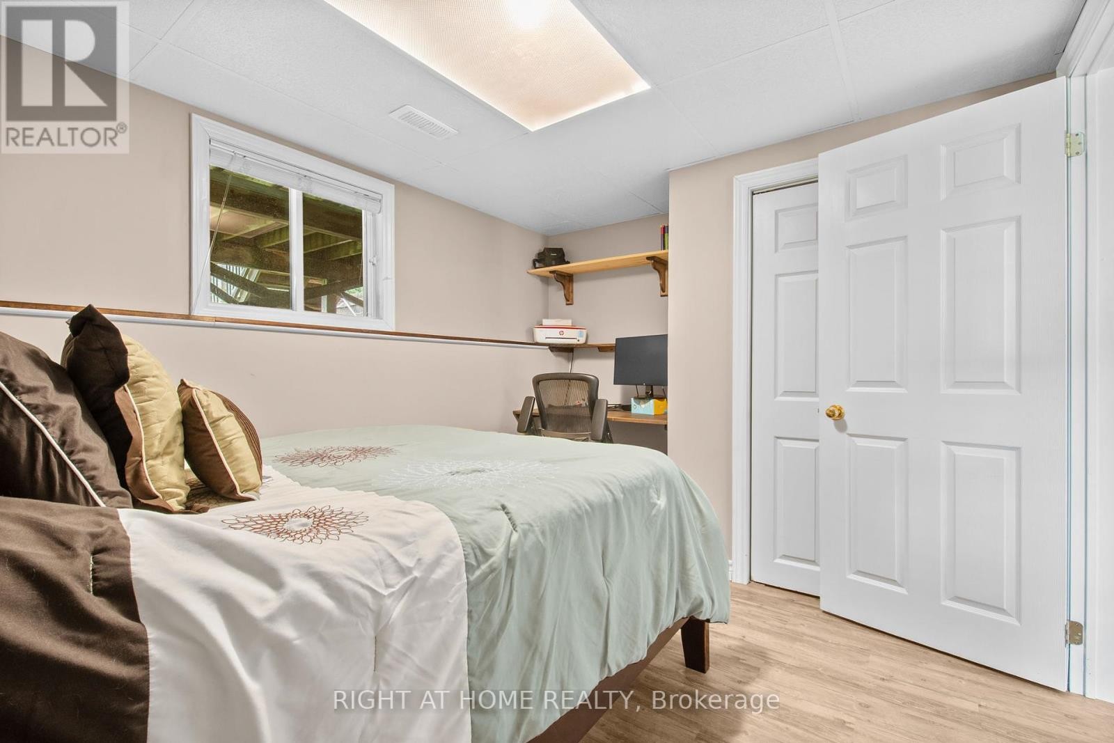 












18 EDGEWOOD CRESCENT

,
Clearview (New Lowell),




Ontario
L0M1N0

