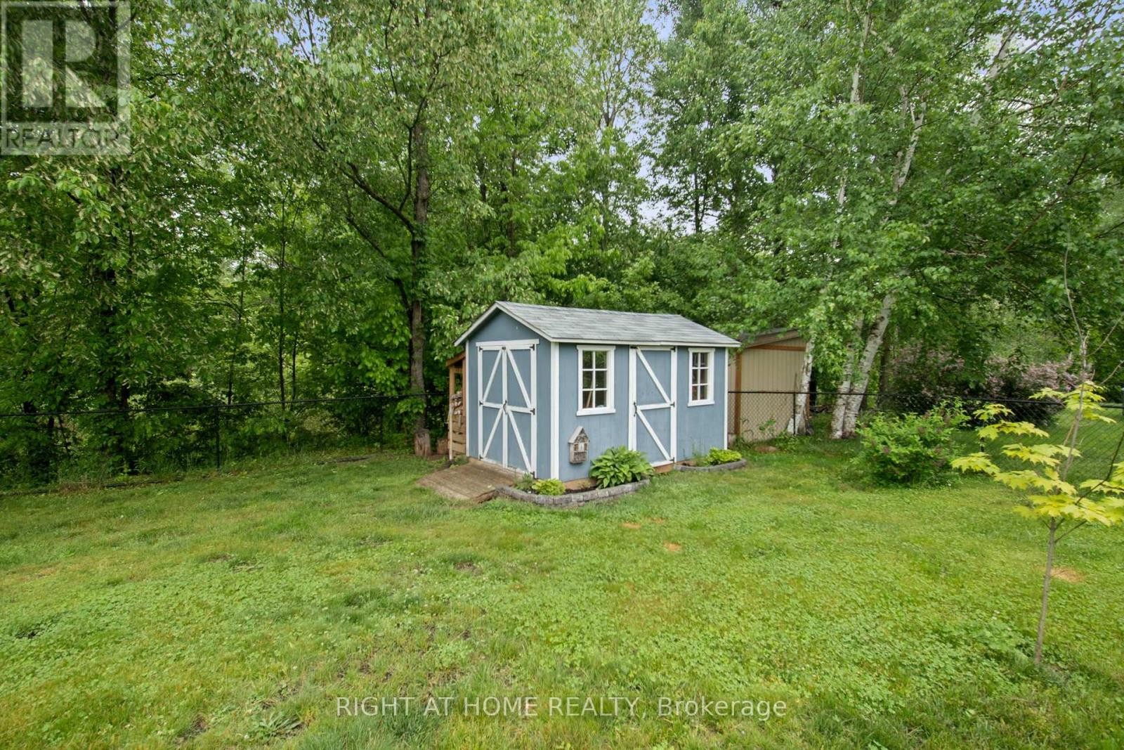












18 EDGEWOOD CRESCENT

,
Clearview (New Lowell),




Ontario
L0M1N0

