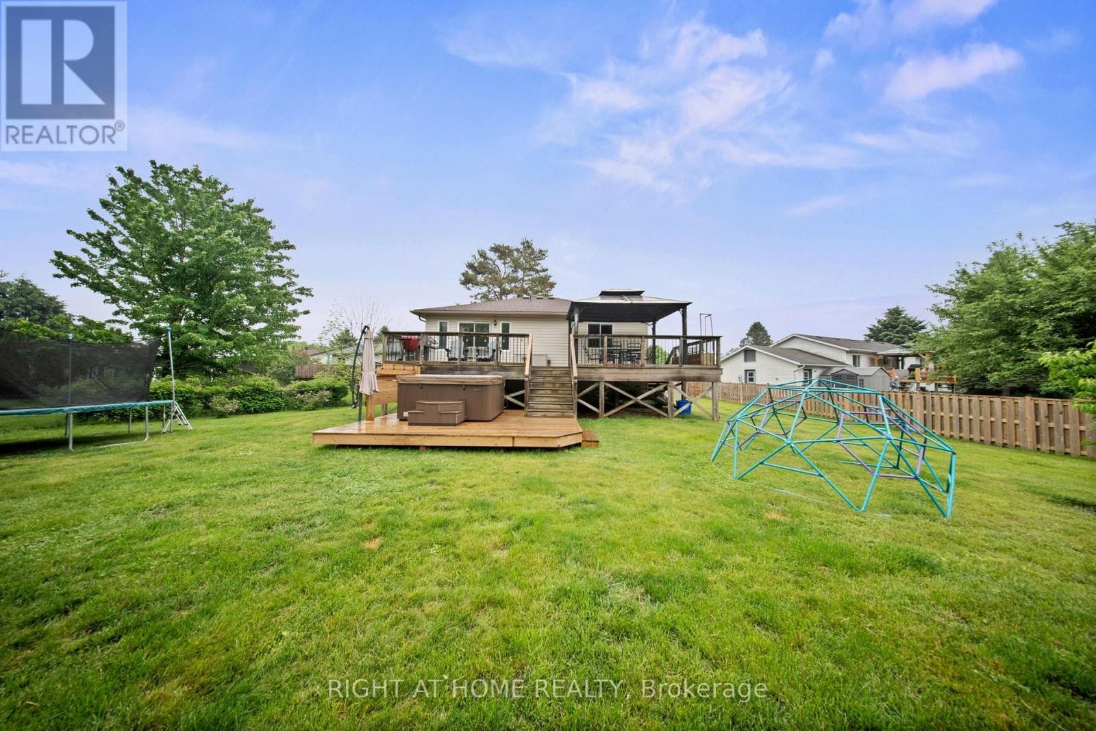 












18 EDGEWOOD CRESCENT

,
Clearview (New Lowell),




Ontario
L0M1N0

