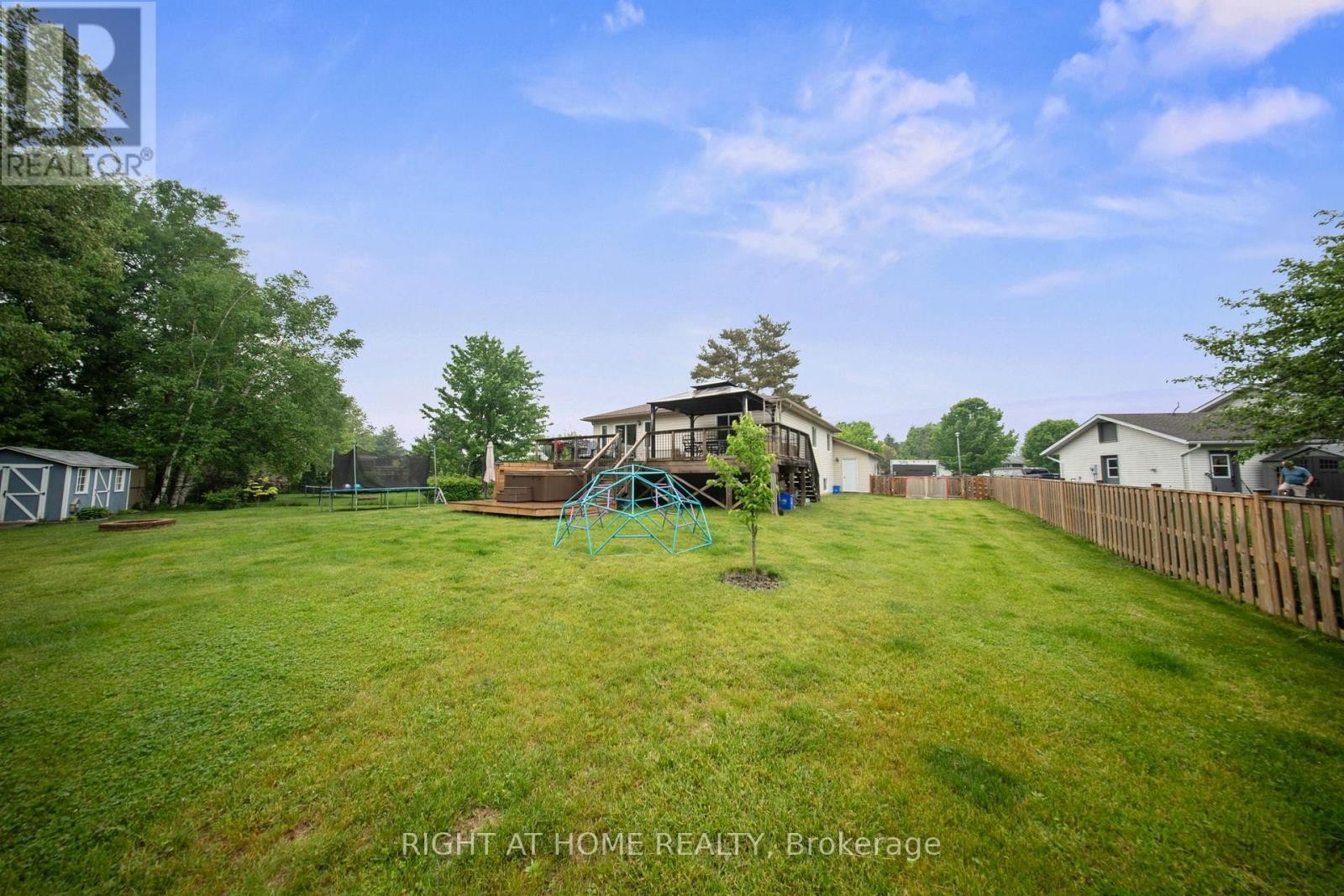 












18 EDGEWOOD CRESCENT

,
Clearview (New Lowell),




Ontario
L0M1N0

