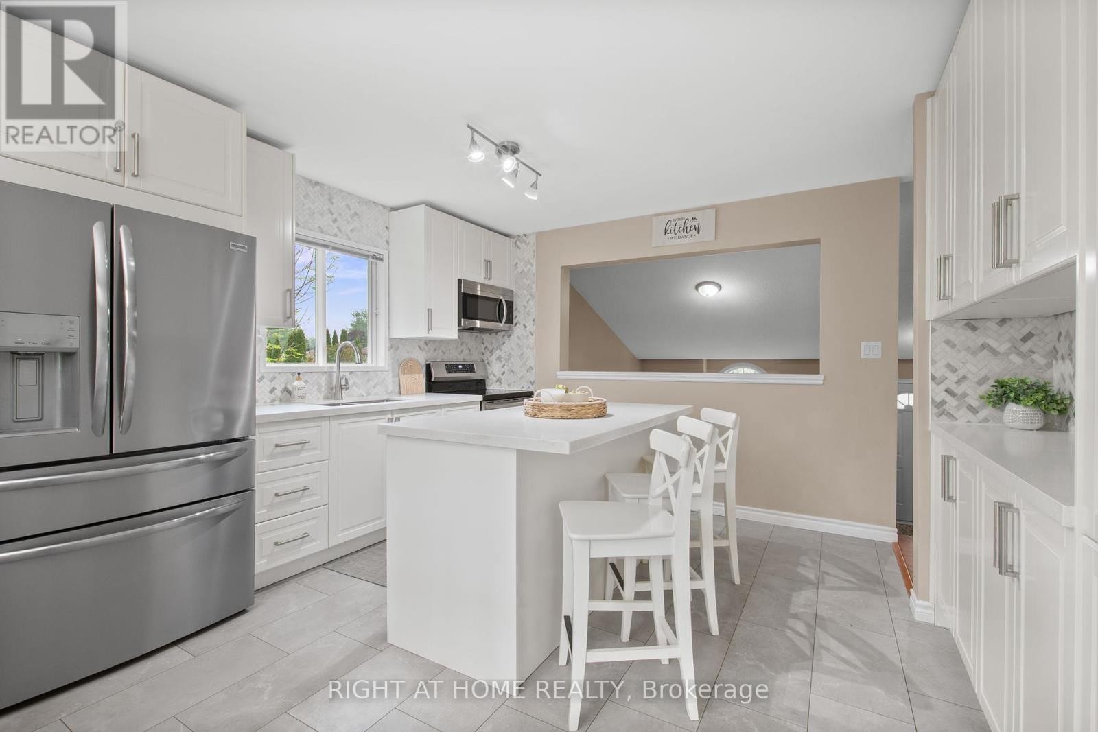 












18 EDGEWOOD CRESCENT

,
Clearview (New Lowell),




Ontario
L0M1N0

