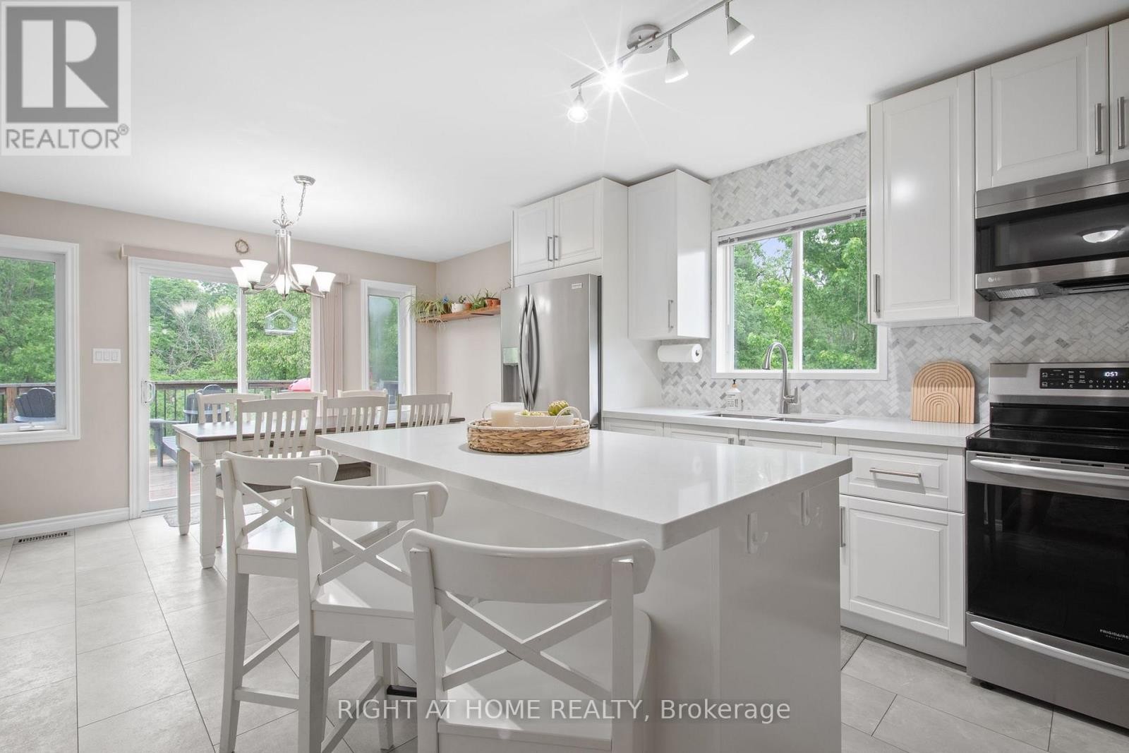 












18 EDGEWOOD CRESCENT

,
Clearview (New Lowell),




Ontario
L0M1N0

