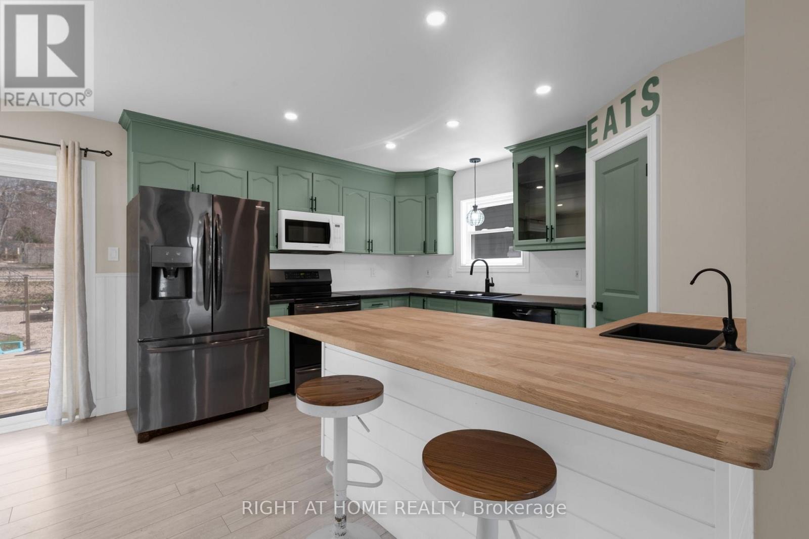 












42 BYRNES CRESCENT

,
Penetanguishene,




Ontario
L9M1V9

