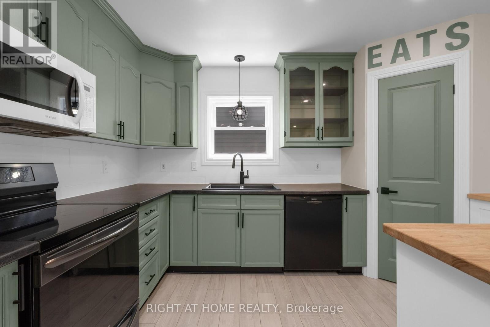 












42 BYRNES CRESCENT

,
Penetanguishene,




Ontario
L9M1V9


