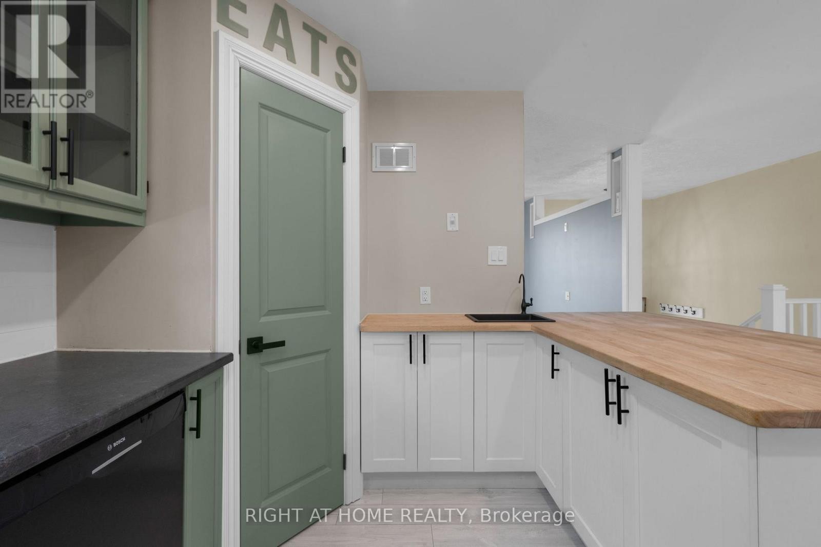 












42 BYRNES CRESCENT

,
Penetanguishene,




Ontario
L9M1V9

