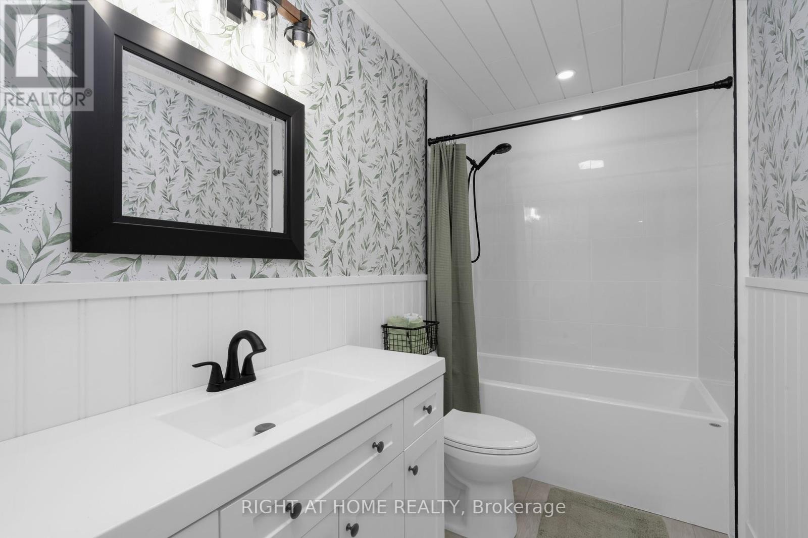 












42 BYRNES CRESCENT

,
Penetanguishene,




Ontario
L9M1V9

