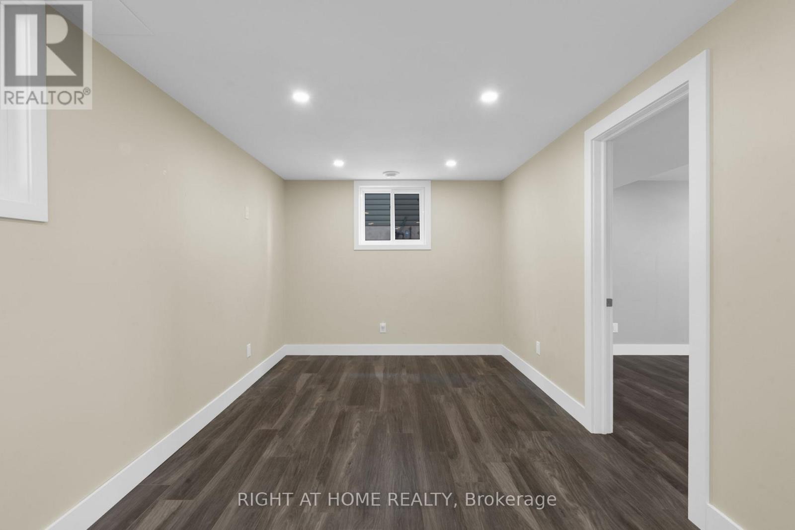 












42 BYRNES CRESCENT

,
Penetanguishene,




Ontario
L9M1V9

