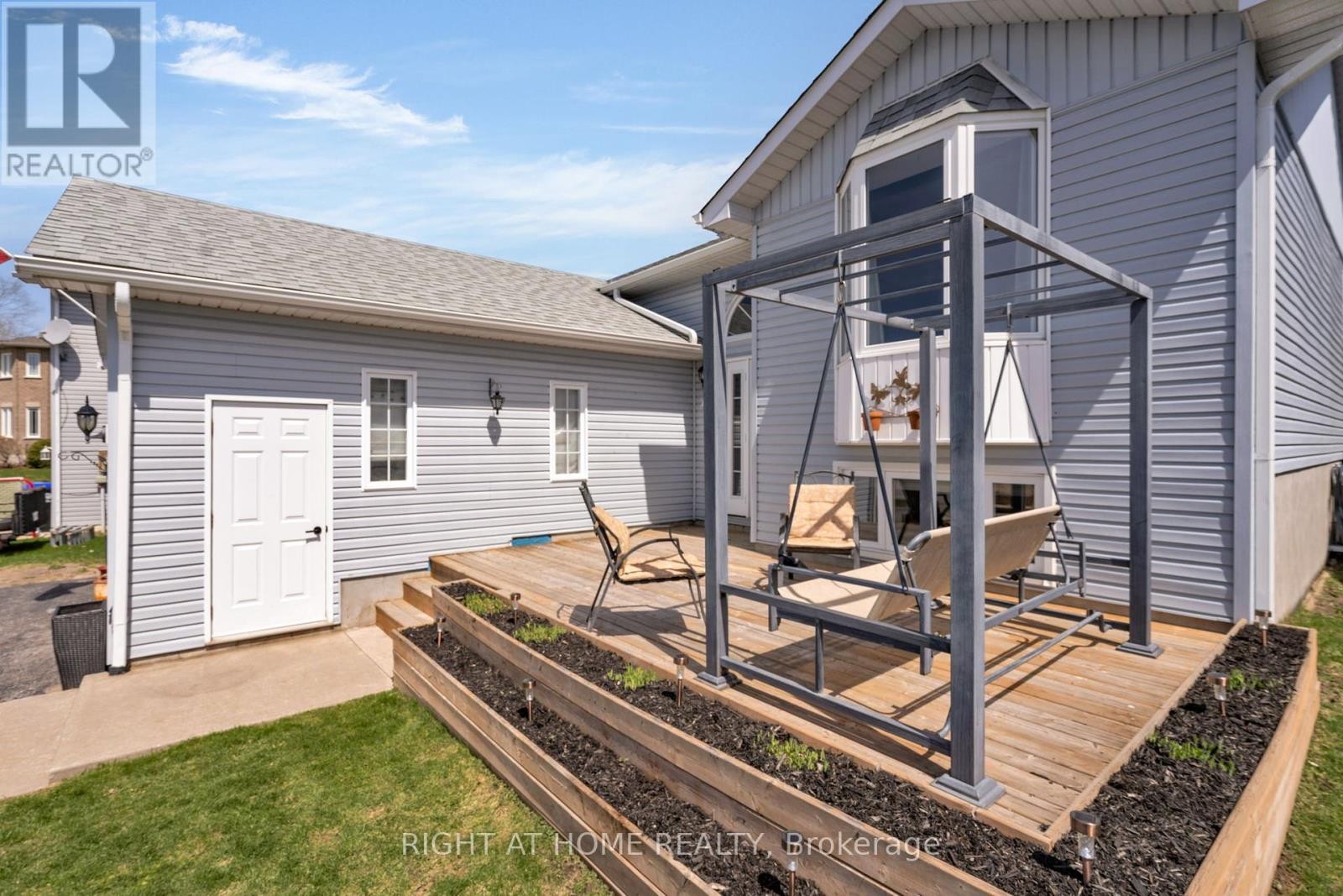 












42 BYRNES CRESCENT

,
Penetanguishene,




Ontario
L9M1V9

