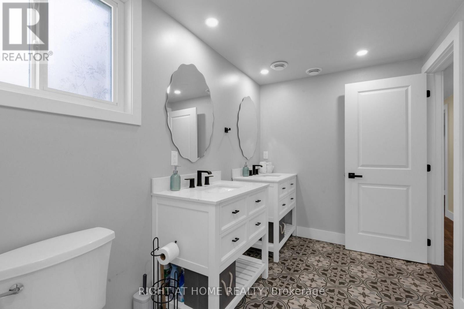 












42 BYRNES CRESCENT

,
Penetanguishene,




Ontario
L9M1V9

