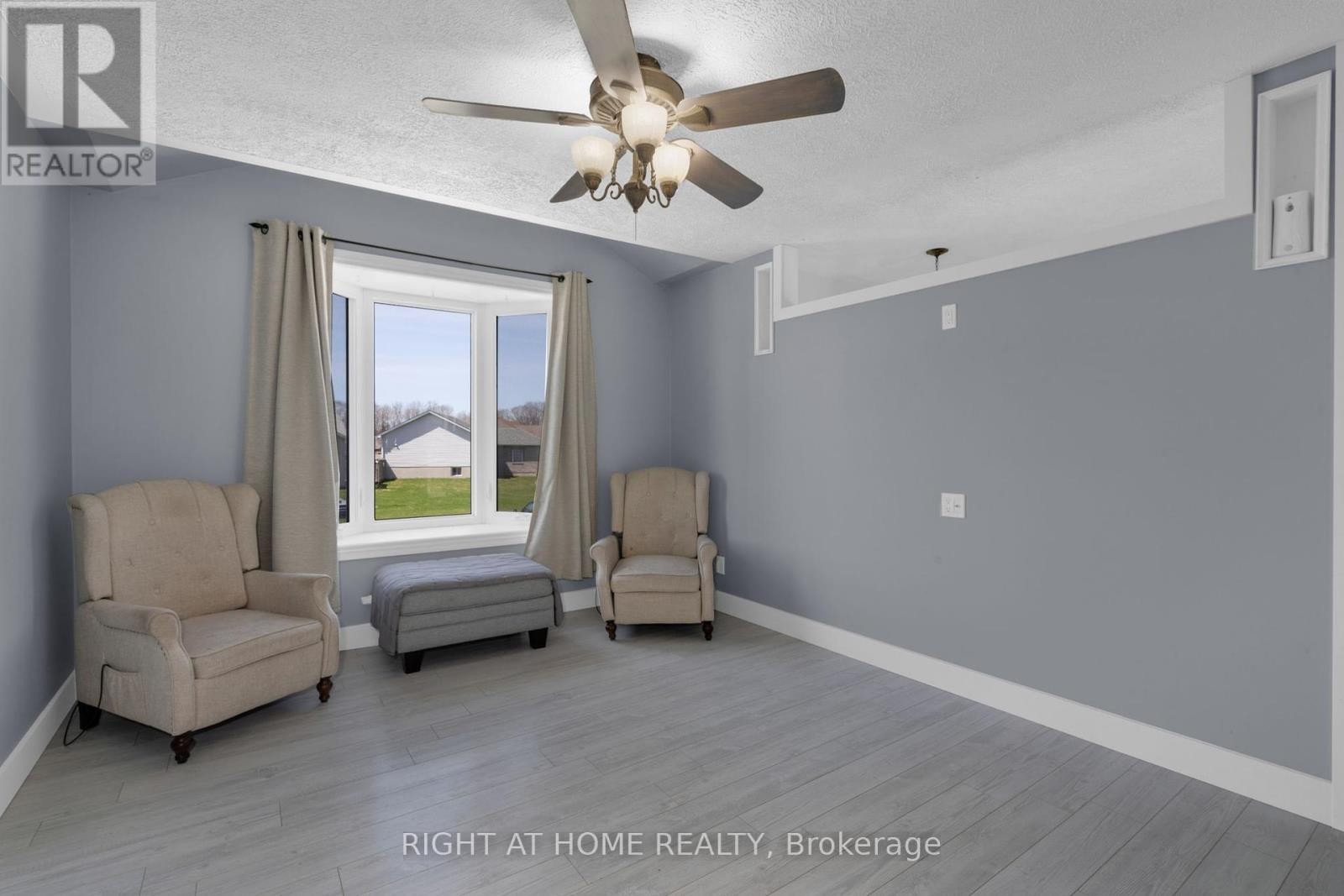 












42 BYRNES CRESCENT

,
Penetanguishene,




Ontario
L9M1V9

