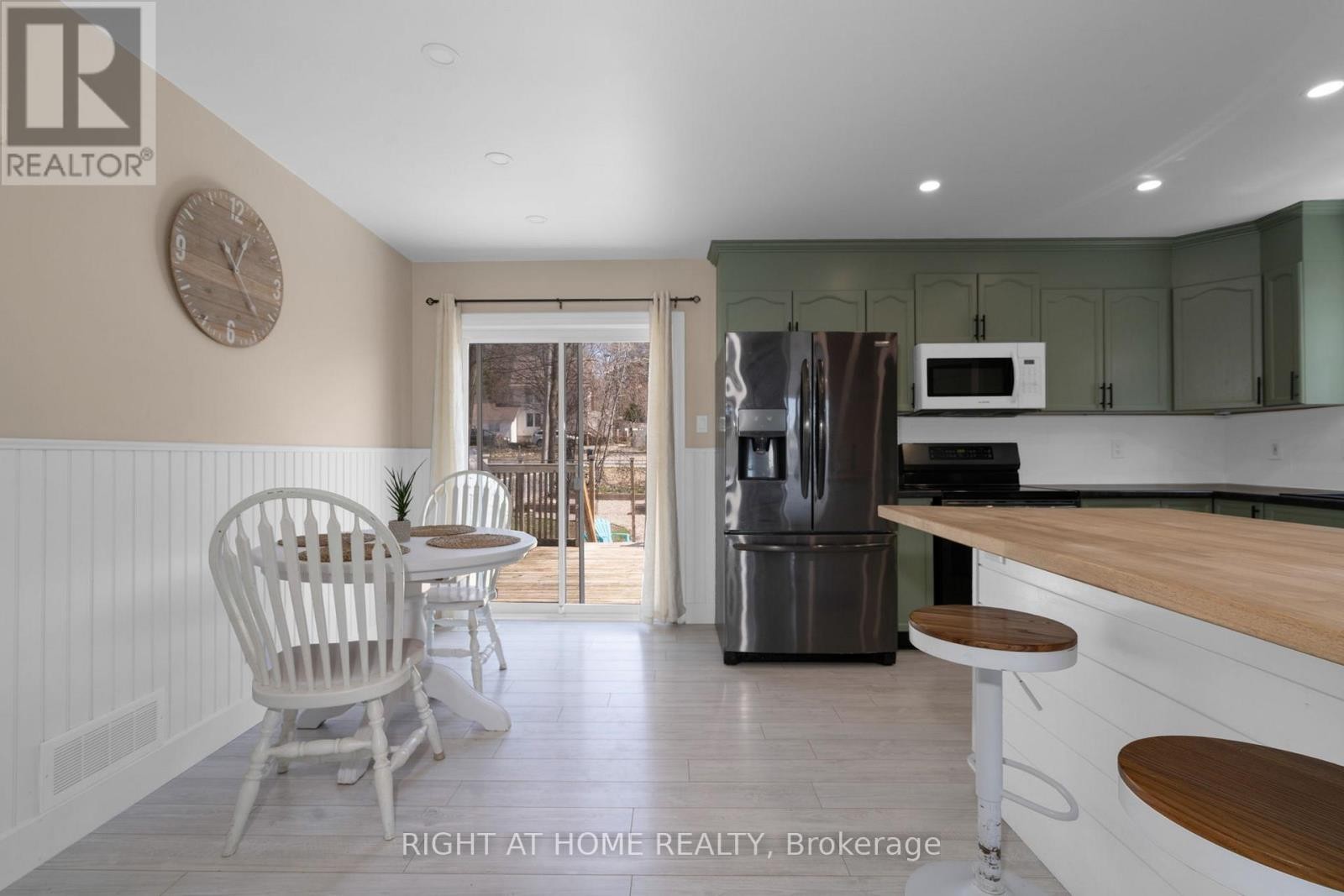 












42 BYRNES CRESCENT

,
Penetanguishene,




Ontario
L9M1V9


