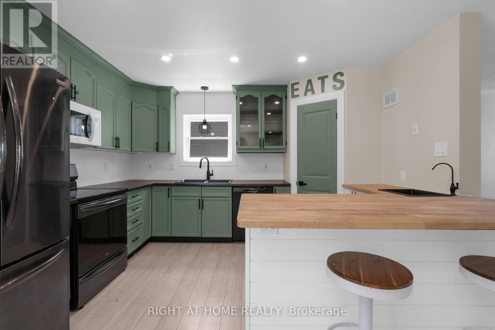 












42 BYRNES CRESCENT

,
Penetanguishene,




Ontario
L9M1V9

