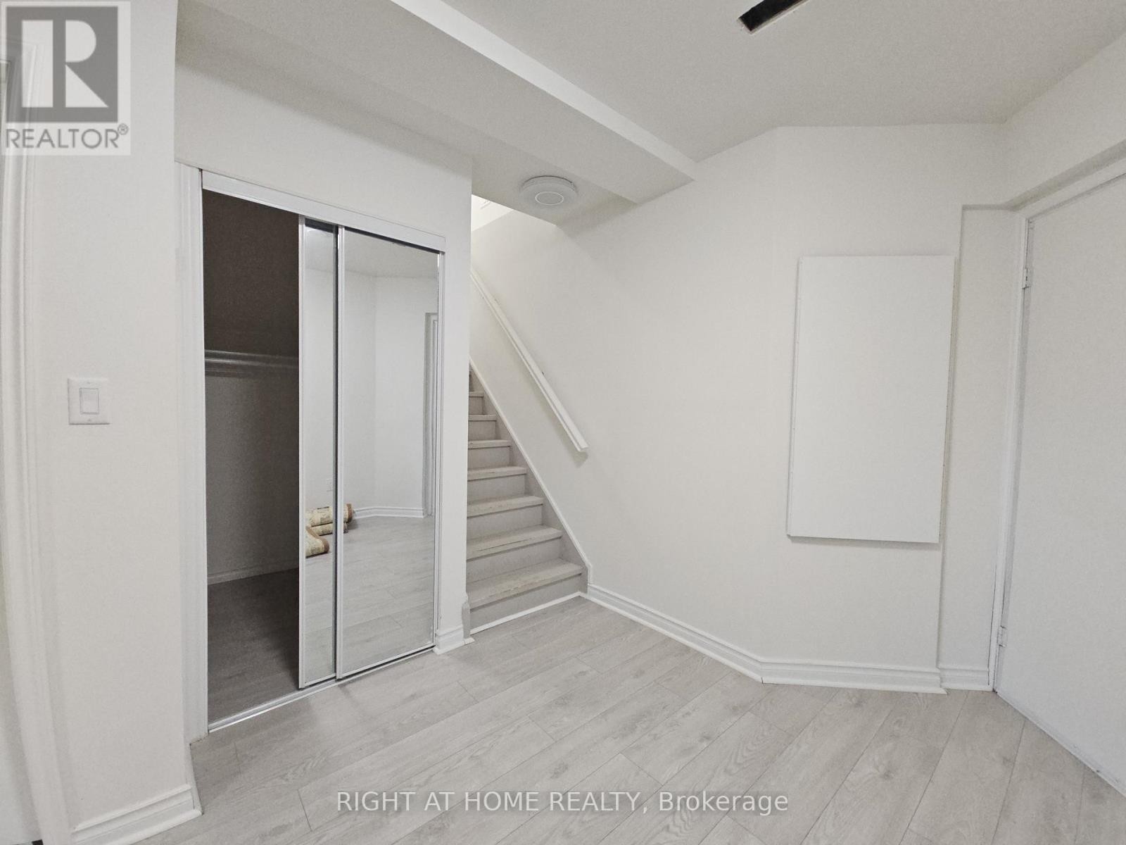 












LOWER - 129 DEAN AVENUE

,
Barrie (Painswick South),




Ontario
L4N0V6

