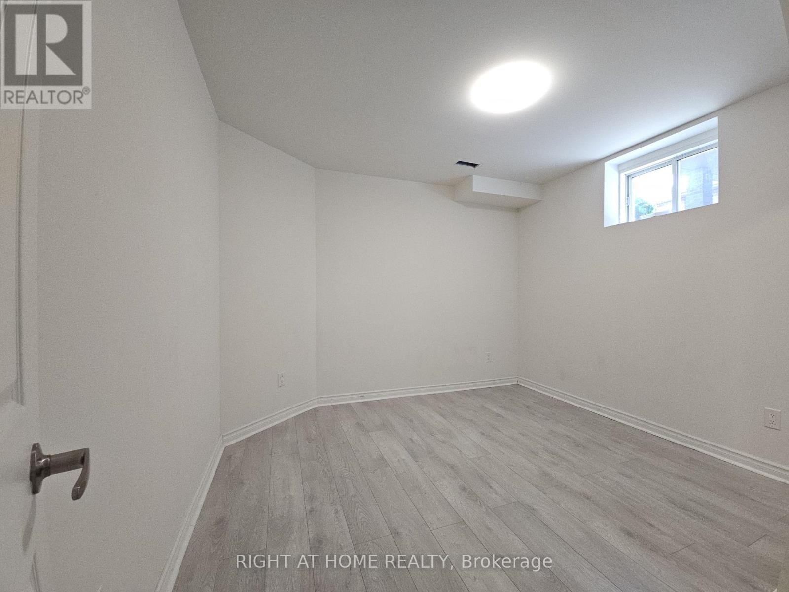 












LOWER - 129 DEAN AVENUE

,
Barrie (Painswick South),




Ontario
L4N0V6

