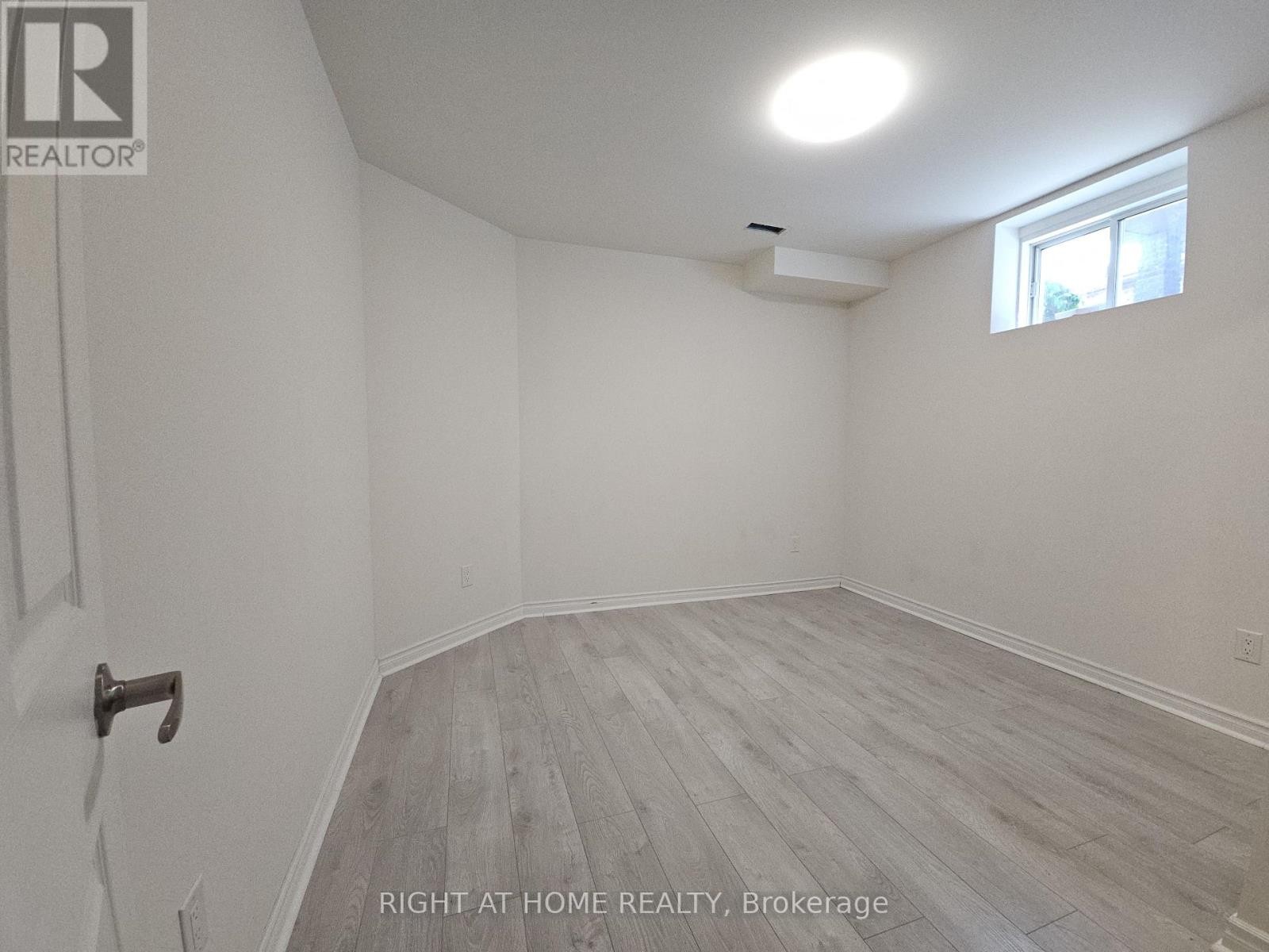 












LOWER - 129 DEAN AVENUE

,
Barrie (Painswick South),




Ontario
L4N0V6

