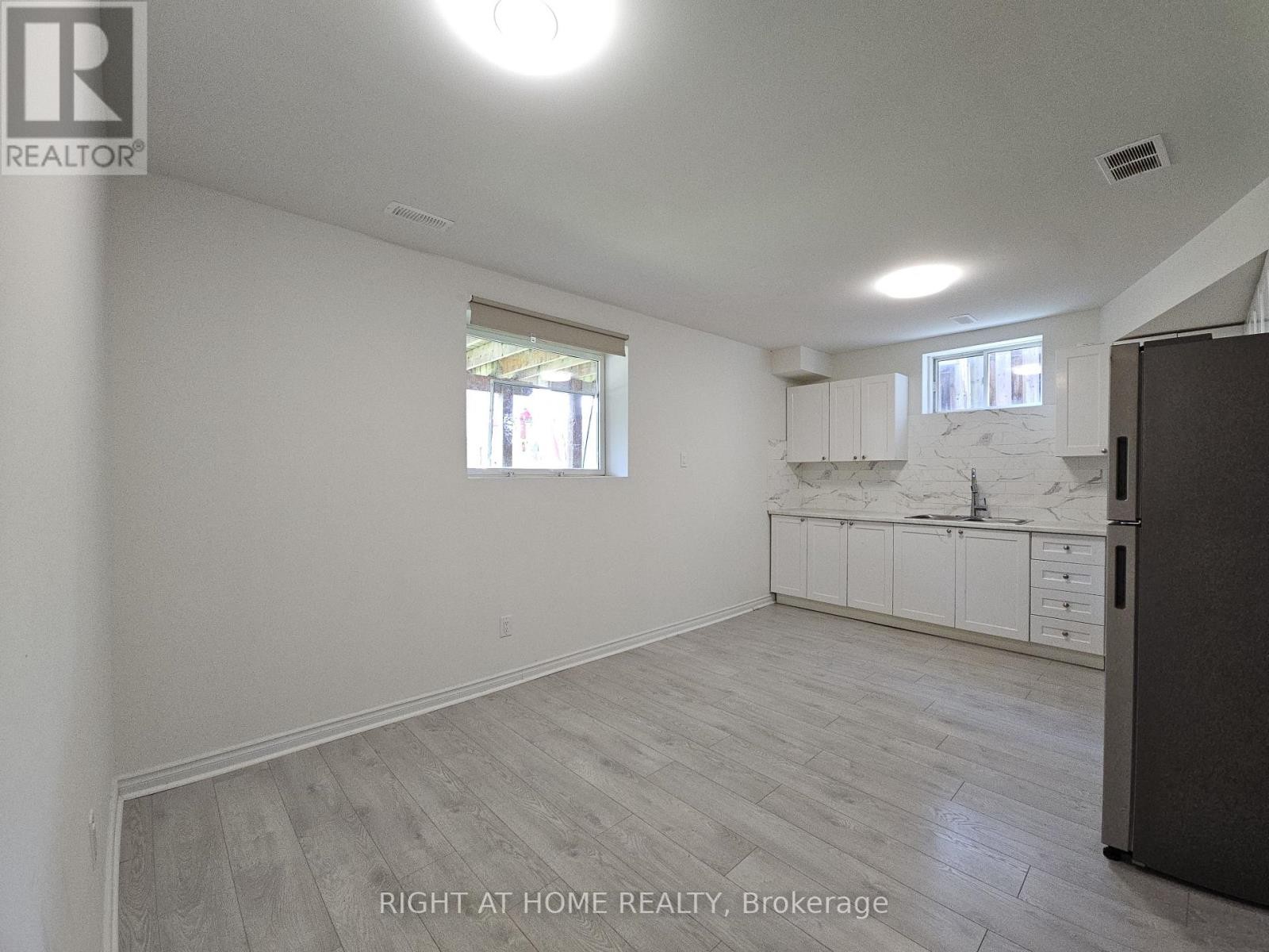












LOWER - 129 DEAN AVENUE

,
Barrie (Painswick South),




Ontario
L4N0V6

