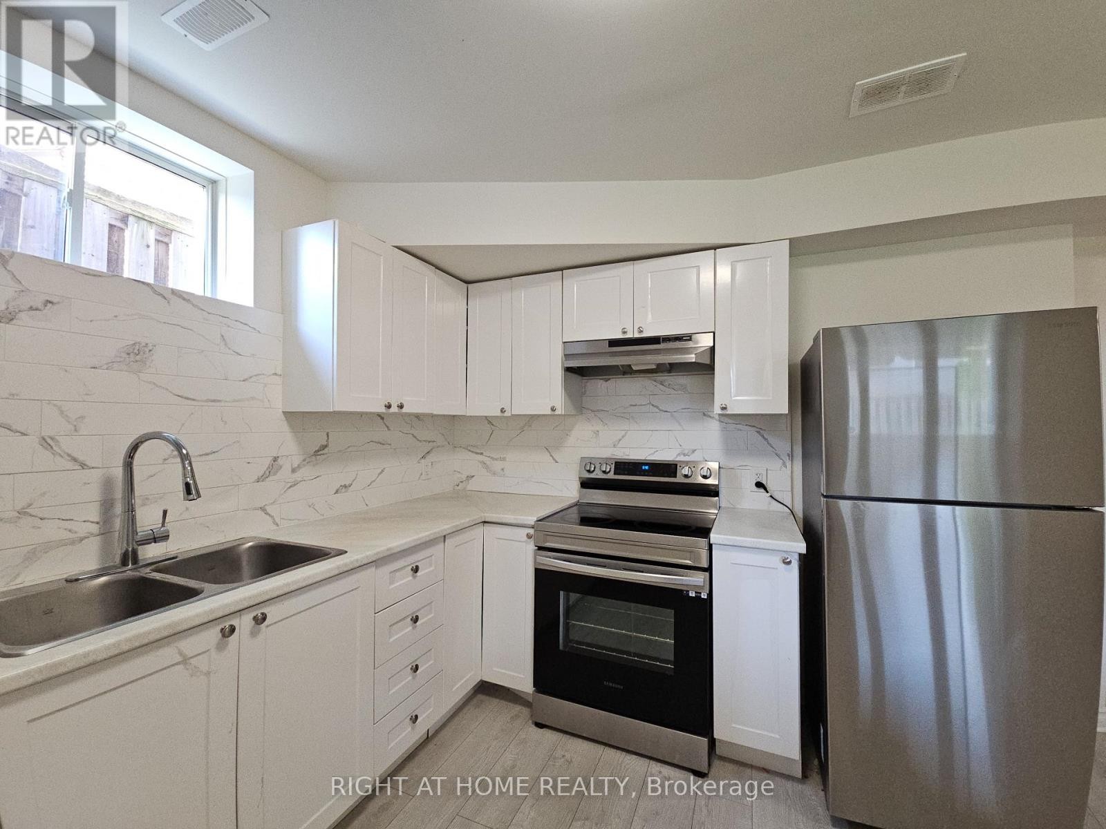












LOWER - 129 DEAN AVENUE

,
Barrie (Painswick South),




Ontario
L4N0V6

