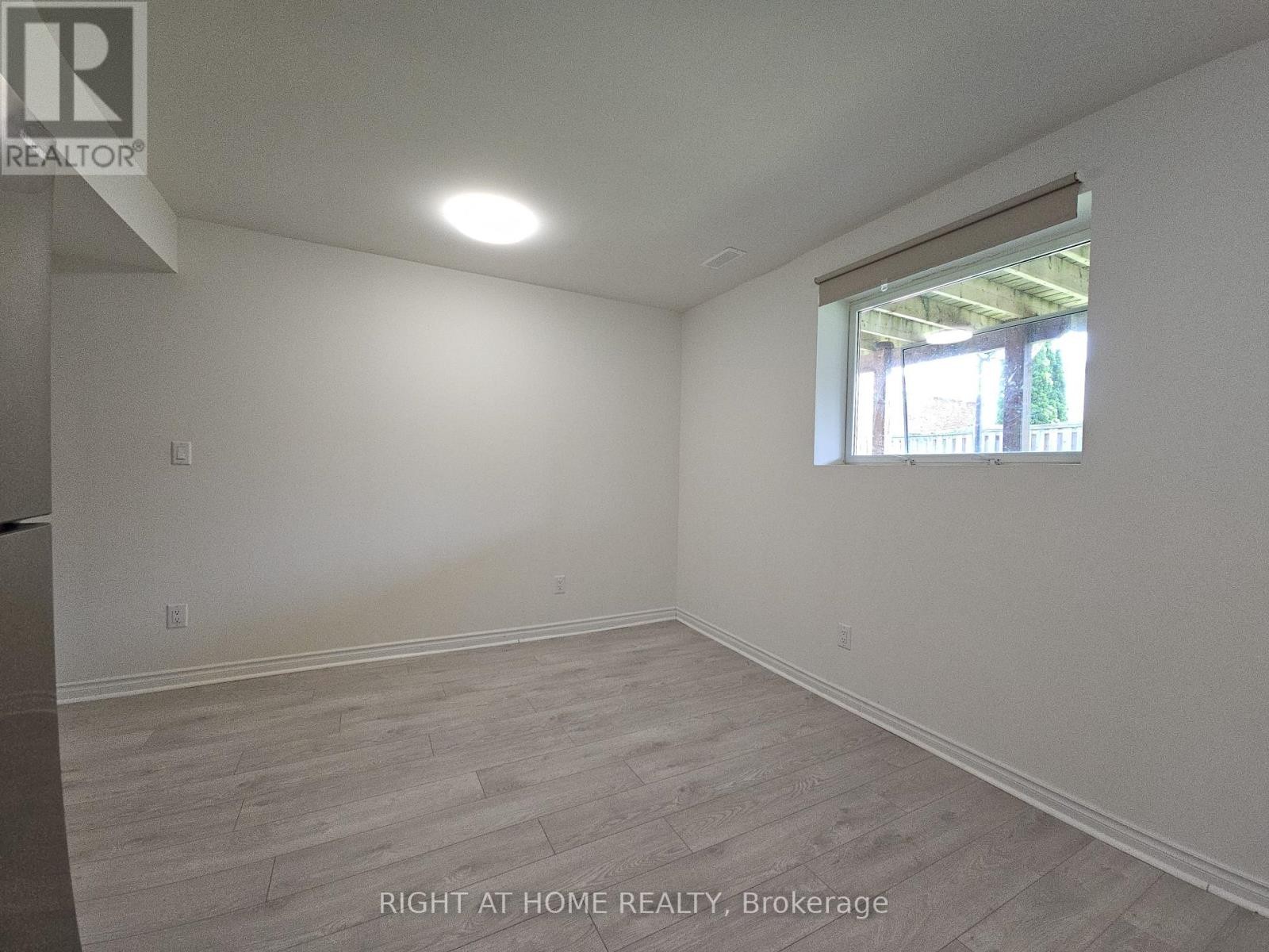 












LOWER - 129 DEAN AVENUE

,
Barrie (Painswick South),




Ontario
L4N0V6

