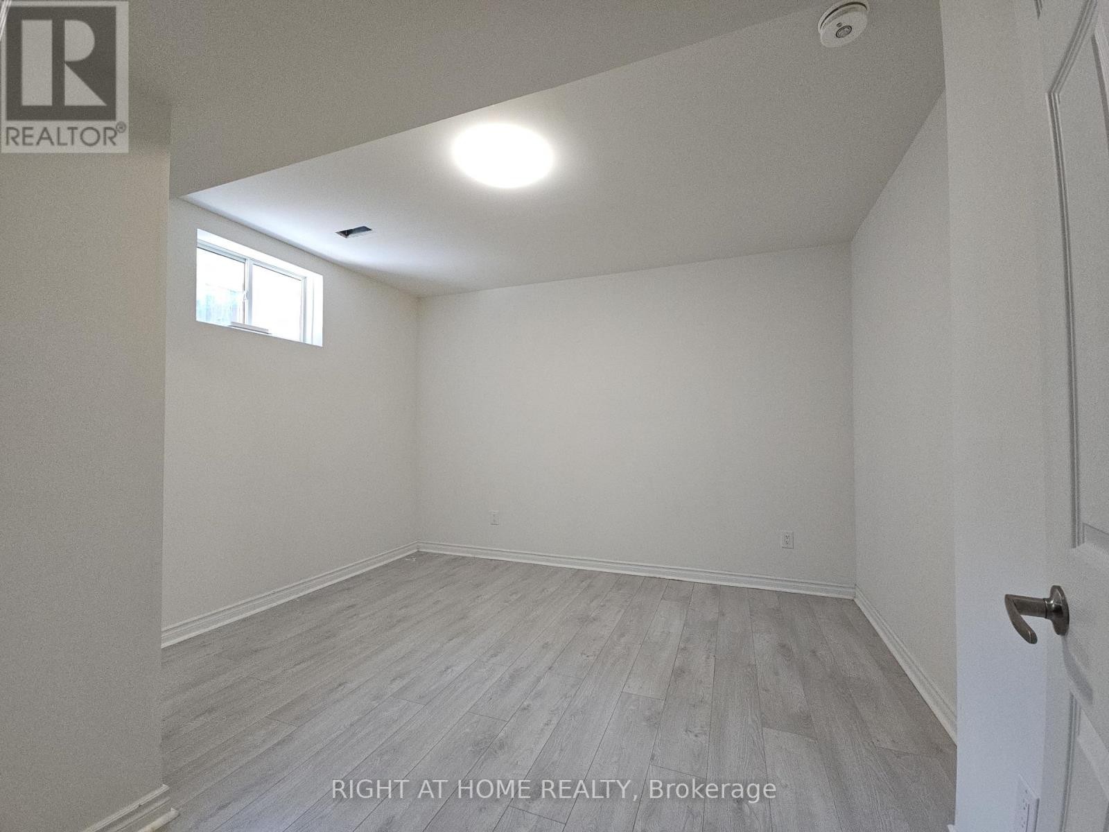 












LOWER - 129 DEAN AVENUE

,
Barrie (Painswick South),




Ontario
L4N0V6

