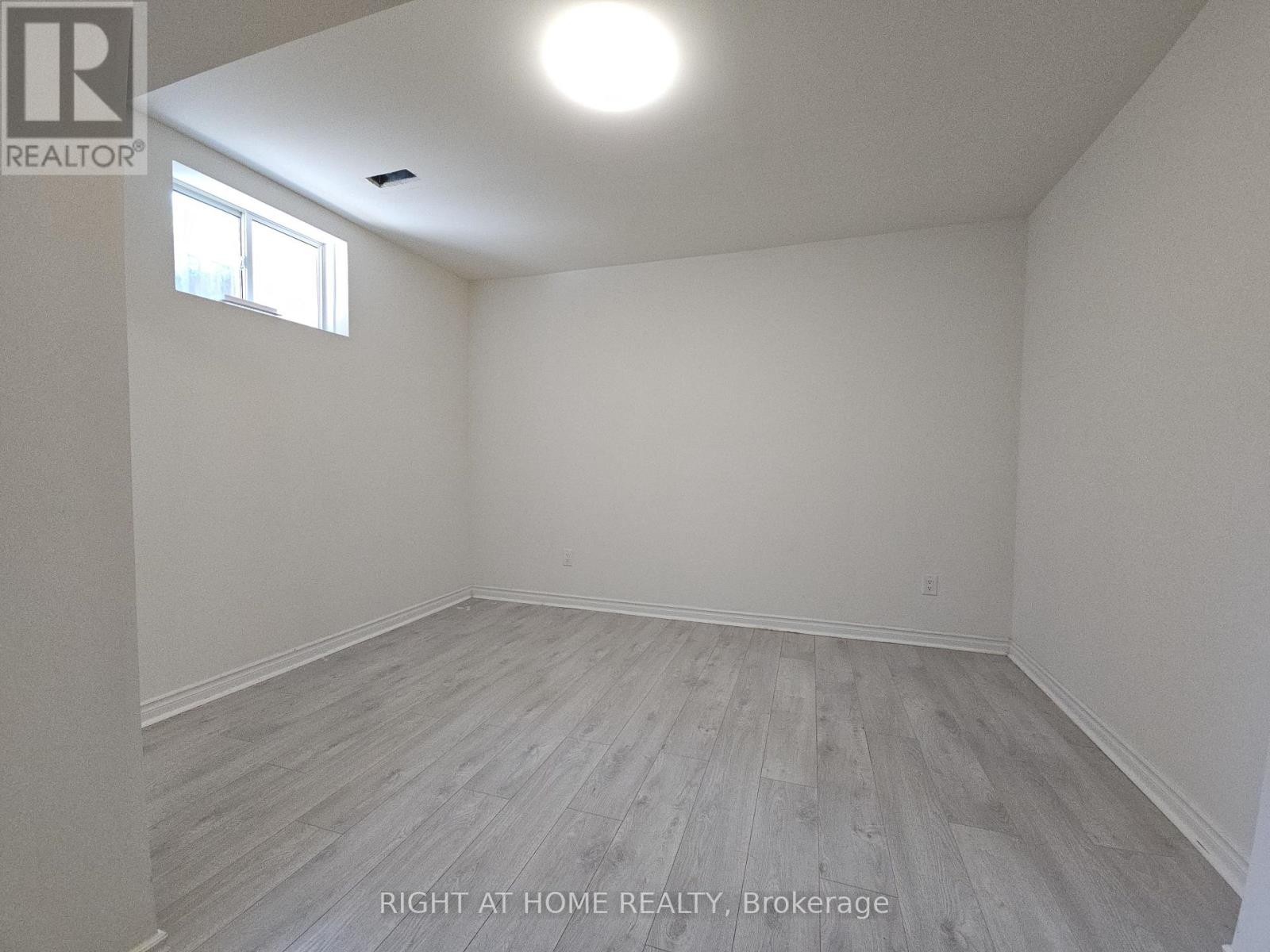 












LOWER - 129 DEAN AVENUE

,
Barrie (Painswick South),




Ontario
L4N0V6

