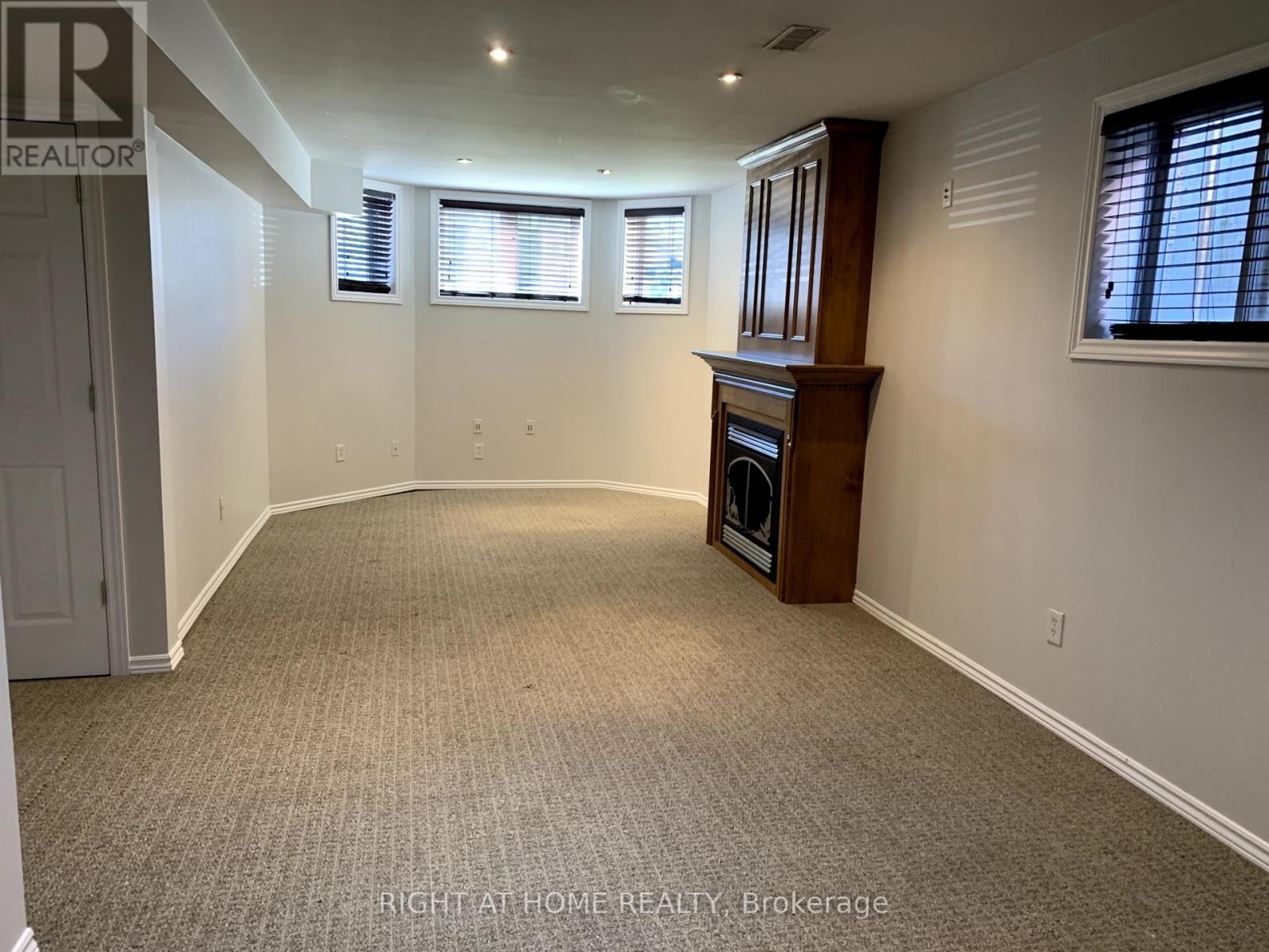 












186 PRINGLE DRIVE

,
Barrie (Edgehill Drive),




Ontario
L4N0P7

