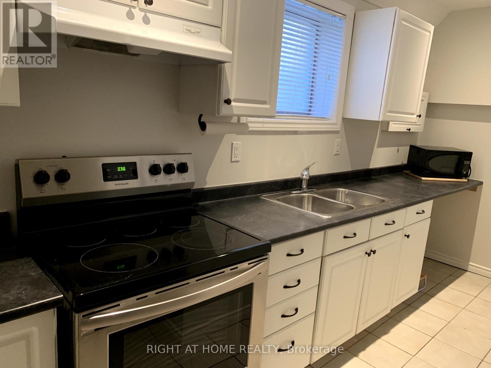 












186 PRINGLE DRIVE

,
Barrie (Edgehill Drive),




Ontario
L4N0P7

