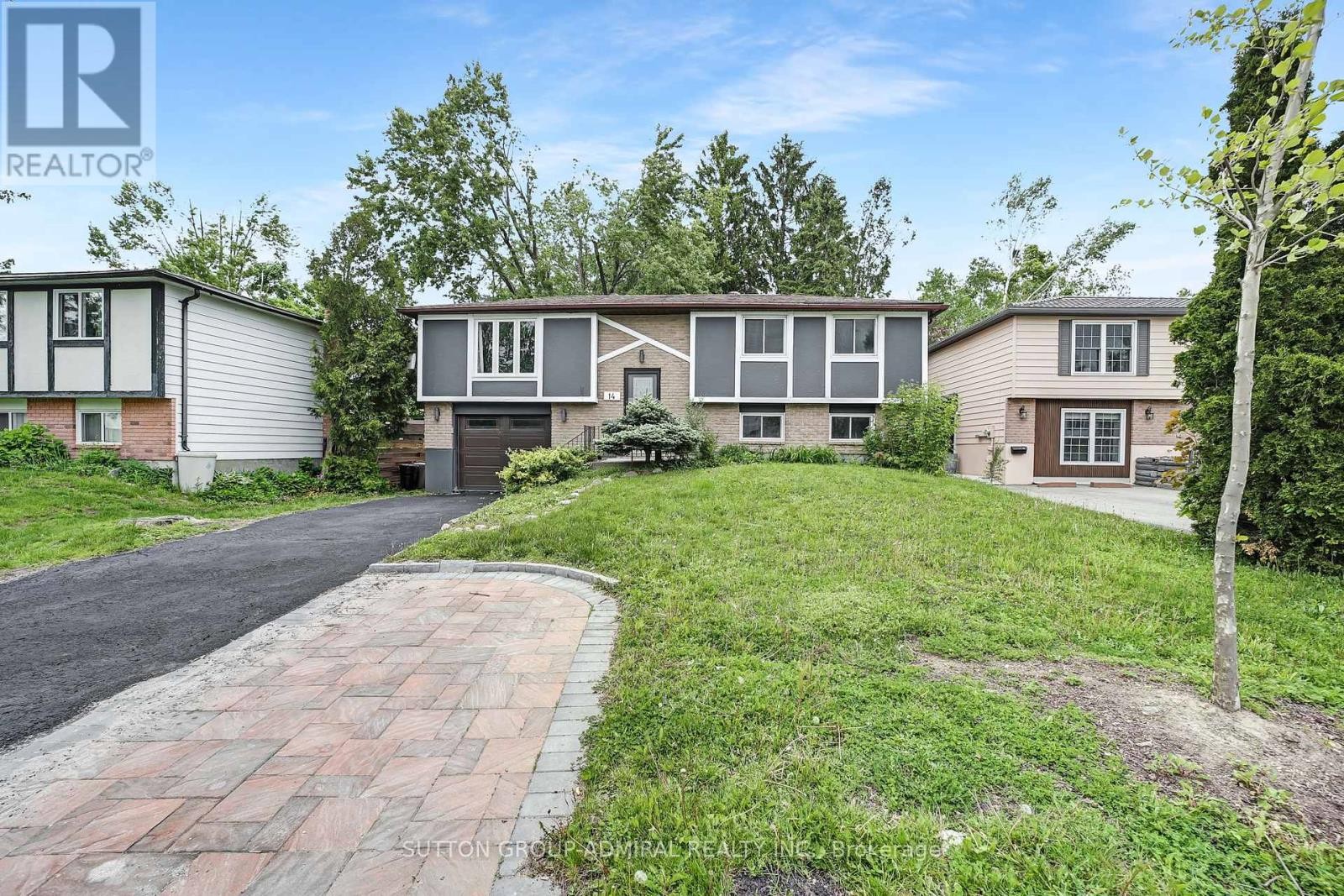












14 CHIPPAWA COURT

,
Barrie (North Shore),




Ontario
L4M5N8

