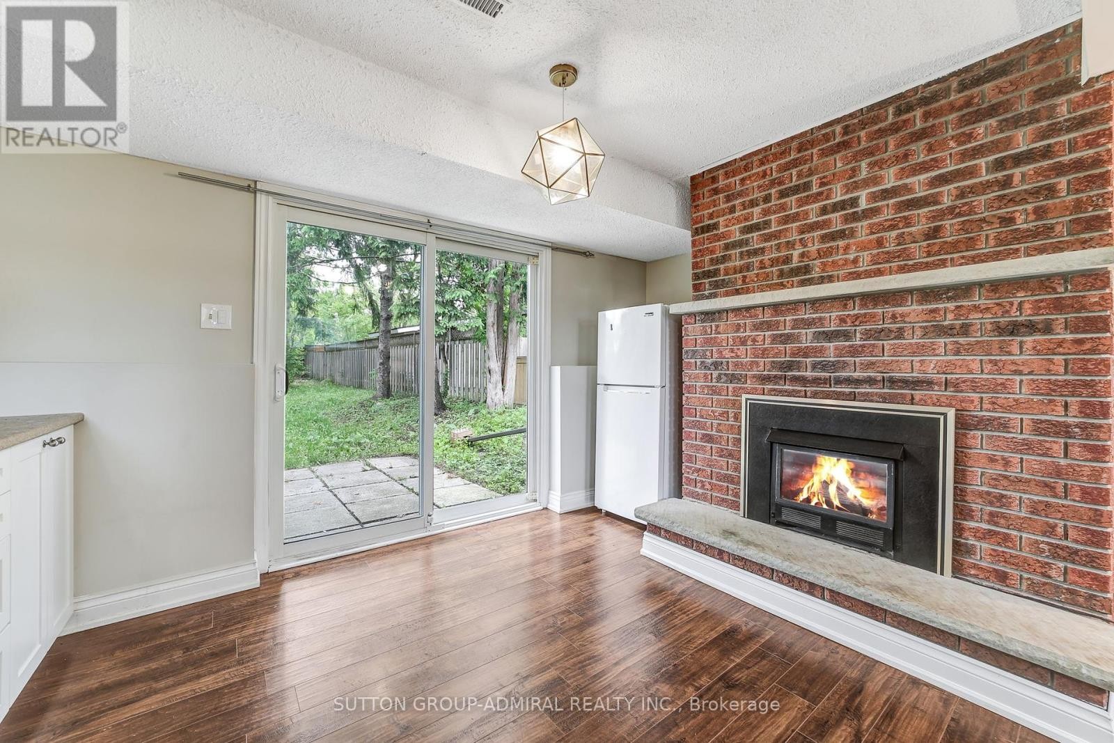 












14 CHIPPAWA COURT

,
Barrie (North Shore),




Ontario
L4M5N8

