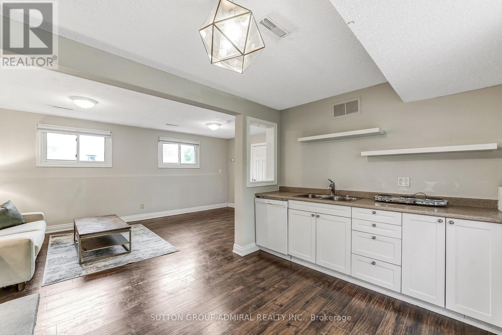 












14 CHIPPAWA COURT

,
Barrie (North Shore),




Ontario
L4M5N8

