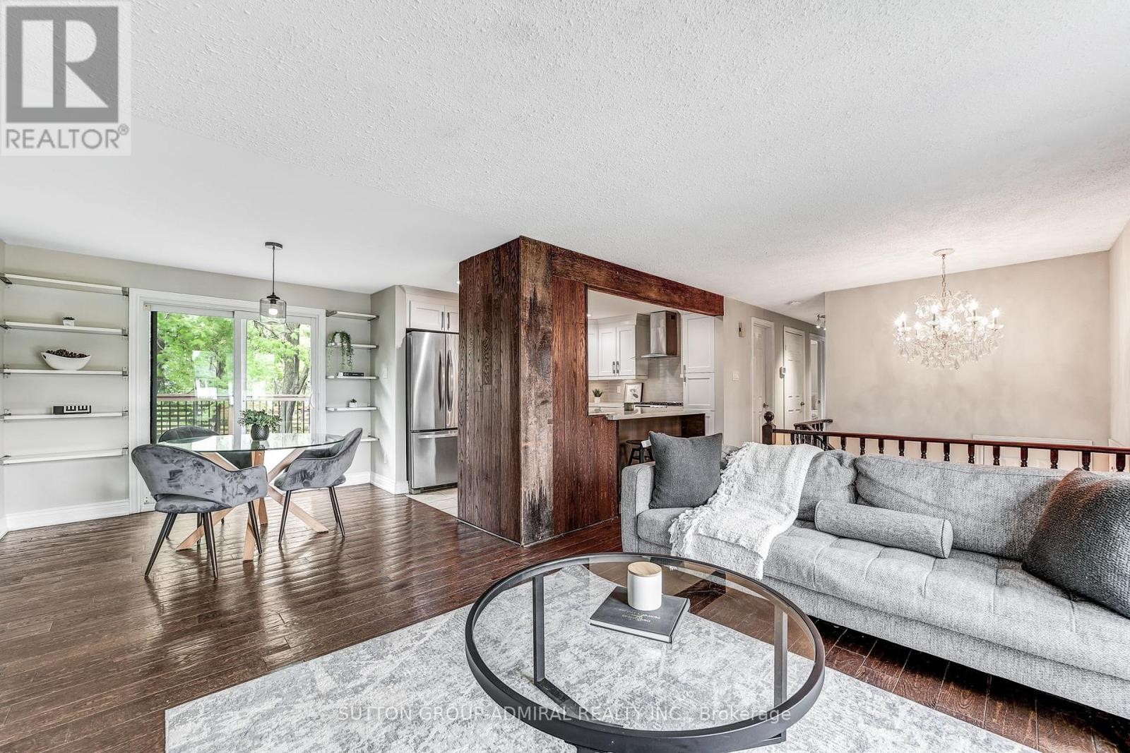 












14 CHIPPAWA COURT

,
Barrie (North Shore),




Ontario
L4M5N8

