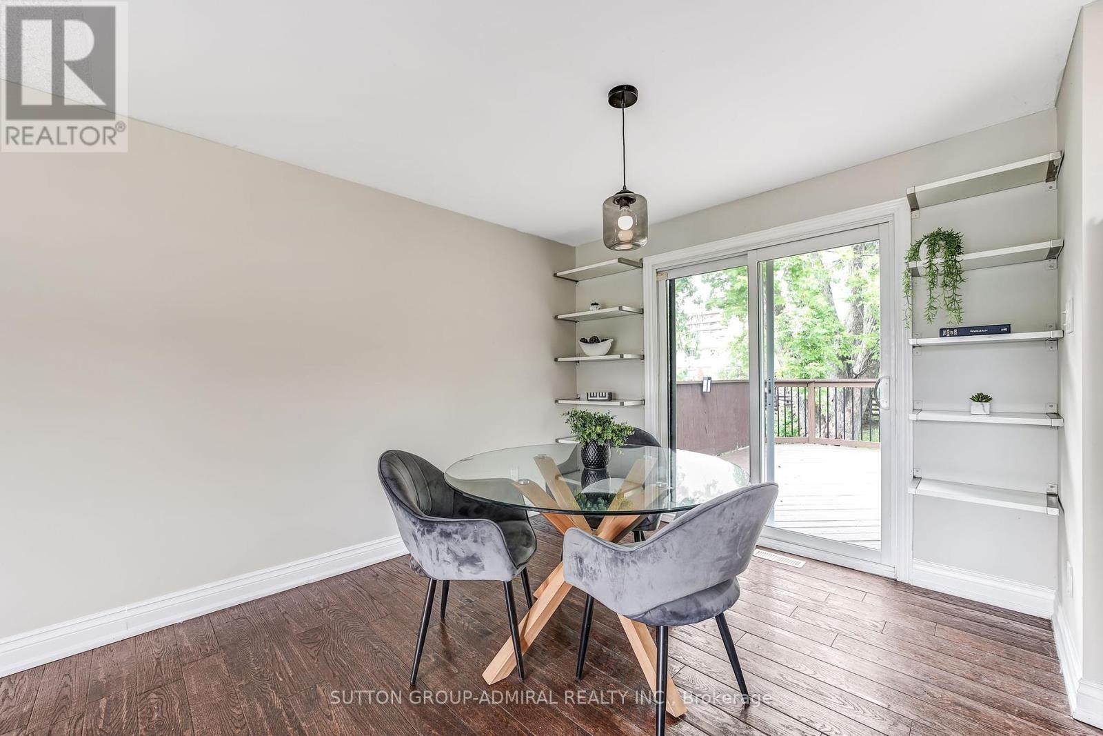 












14 CHIPPAWA COURT

,
Barrie (North Shore),




Ontario
L4M5N8

