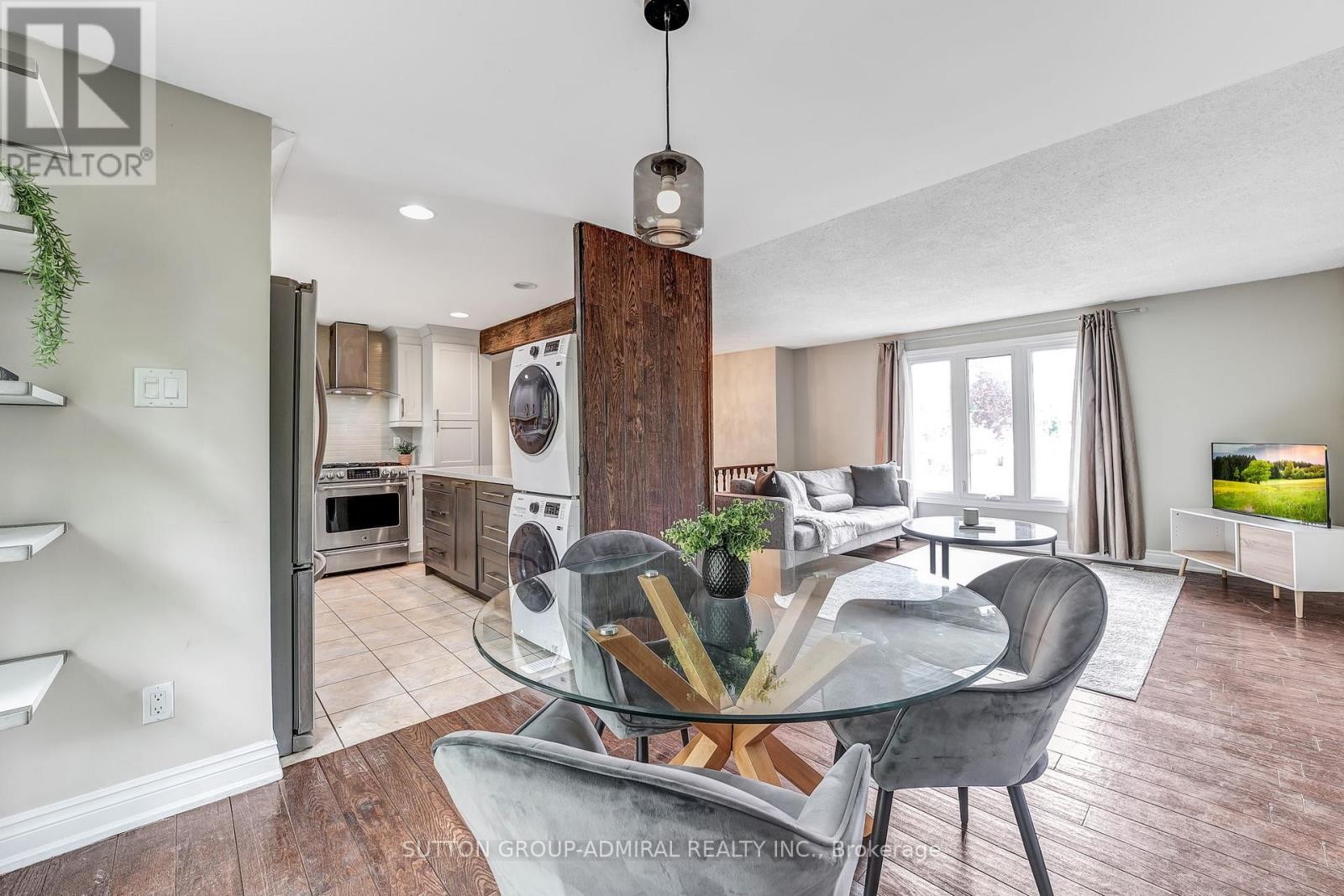 












14 CHIPPAWA COURT

,
Barrie (North Shore),




Ontario
L4M5N8


