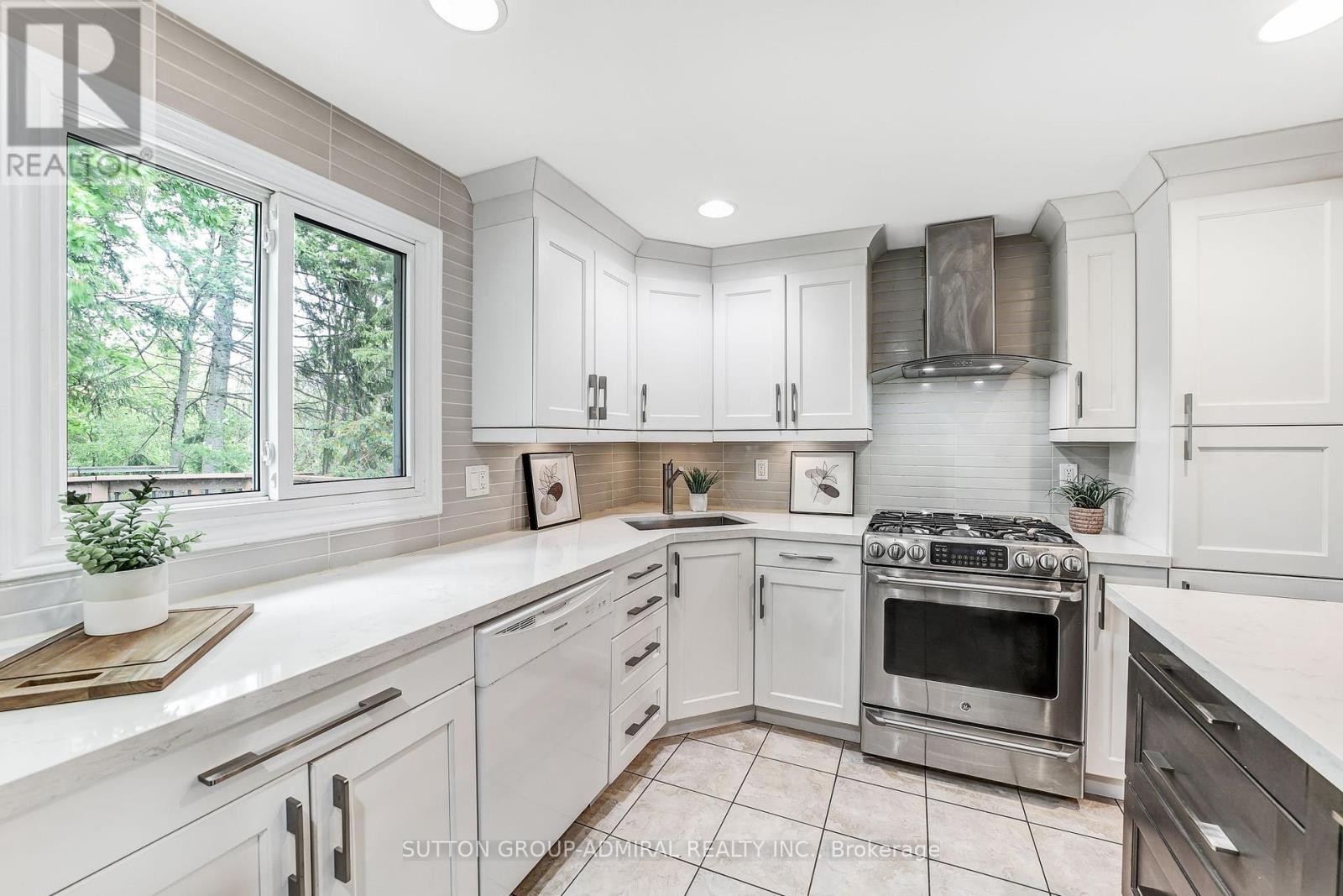 












14 CHIPPAWA COURT

,
Barrie (North Shore),




Ontario
L4M5N8

