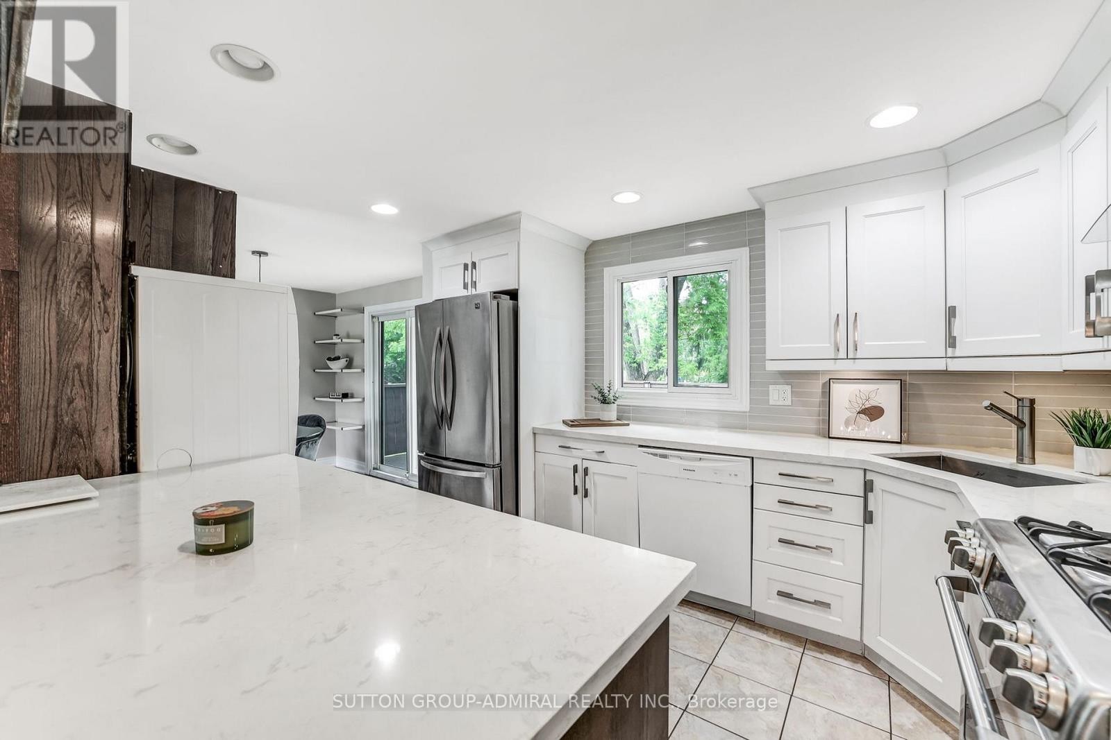 












14 CHIPPAWA COURT

,
Barrie (North Shore),




Ontario
L4M5N8

