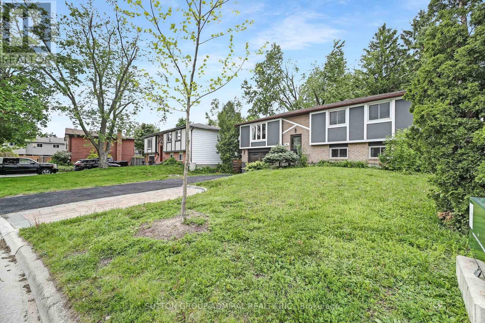 












14 CHIPPAWA COURT

,
Barrie (North Shore),




Ontario
L4M5N8

