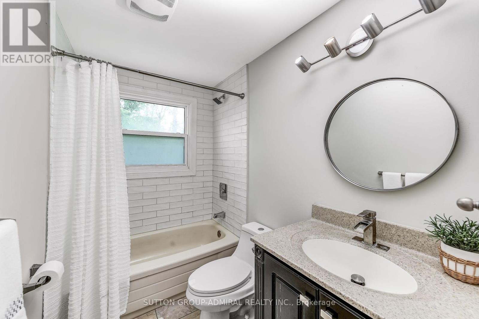 












14 CHIPPAWA COURT

,
Barrie (North Shore),




Ontario
L4M5N8

