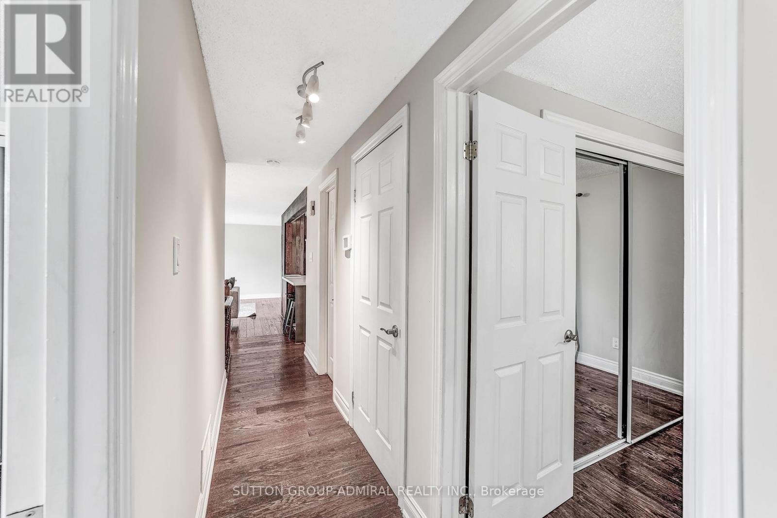 












14 CHIPPAWA COURT

,
Barrie (North Shore),




Ontario
L4M5N8

