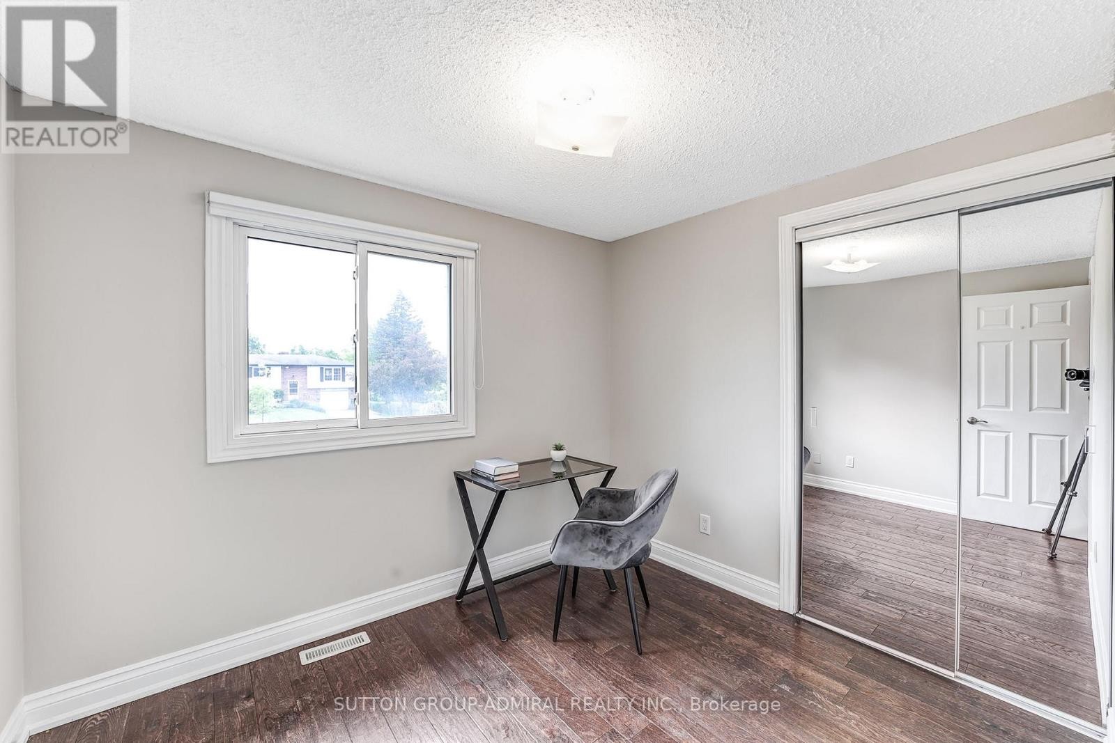 












14 CHIPPAWA COURT

,
Barrie (North Shore),




Ontario
L4M5N8

