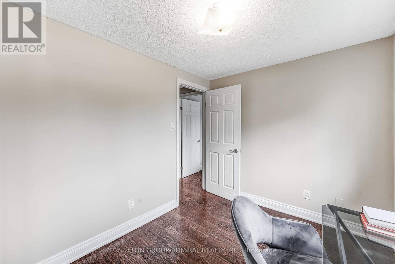 












14 CHIPPAWA COURT

,
Barrie (North Shore),




Ontario
L4M5N8


