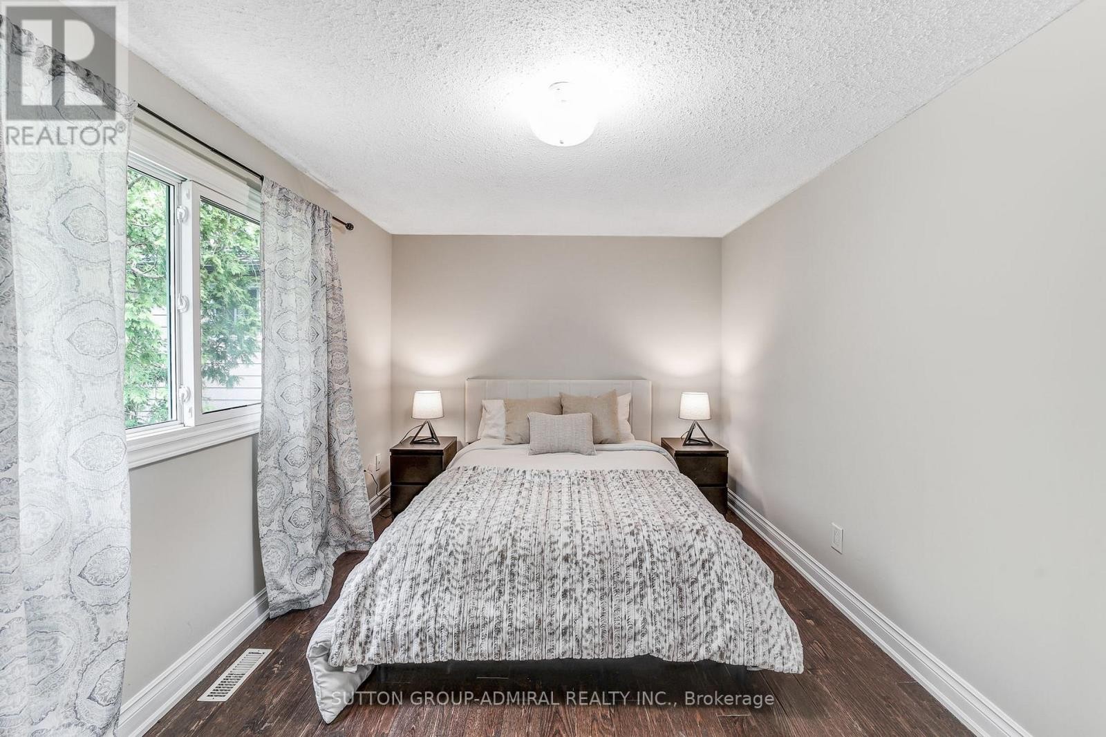 












14 CHIPPAWA COURT

,
Barrie (North Shore),




Ontario
L4M5N8

